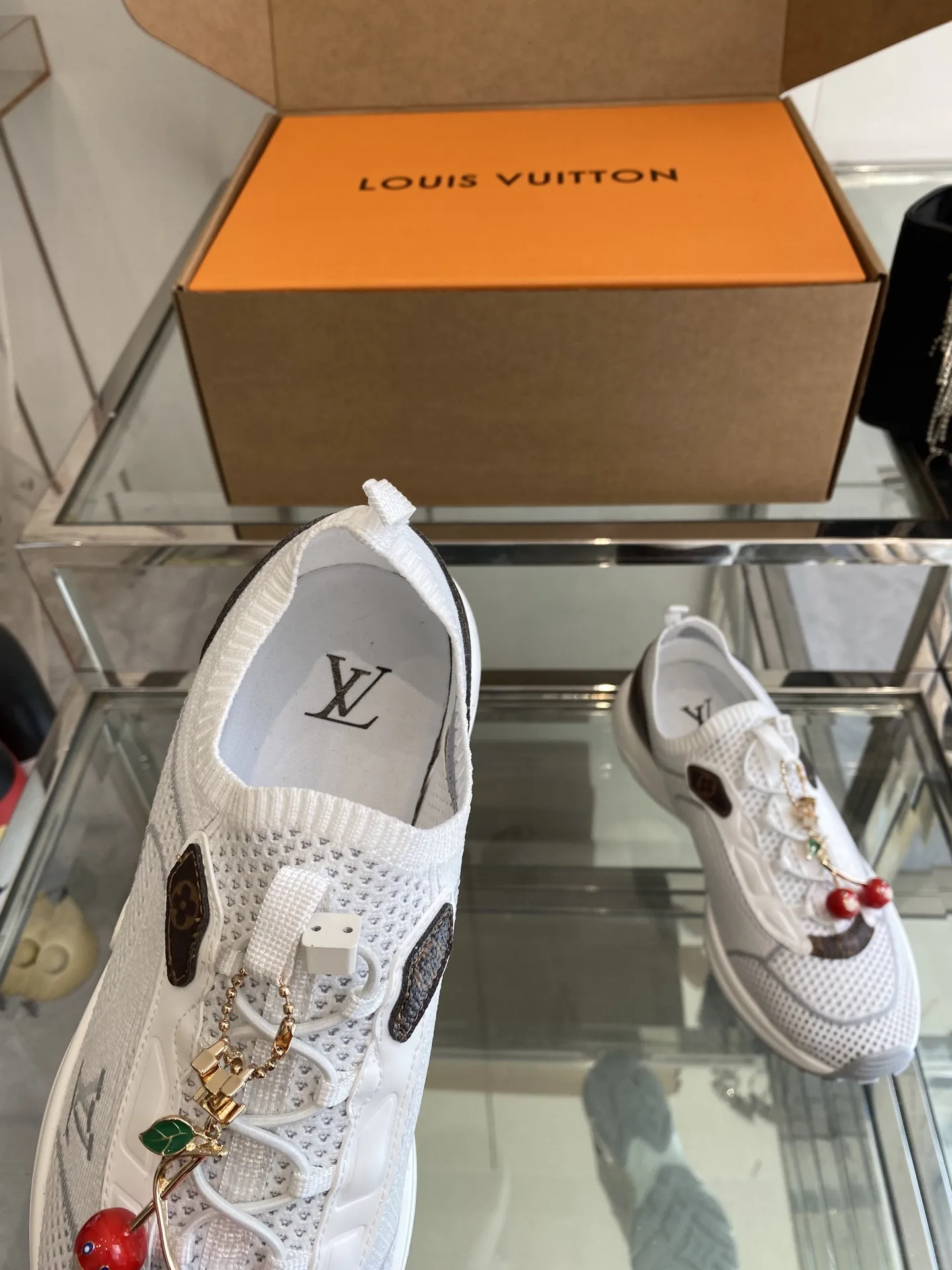 LOUIS VUITTON 白 ソックスシューズ - 画像 (5)