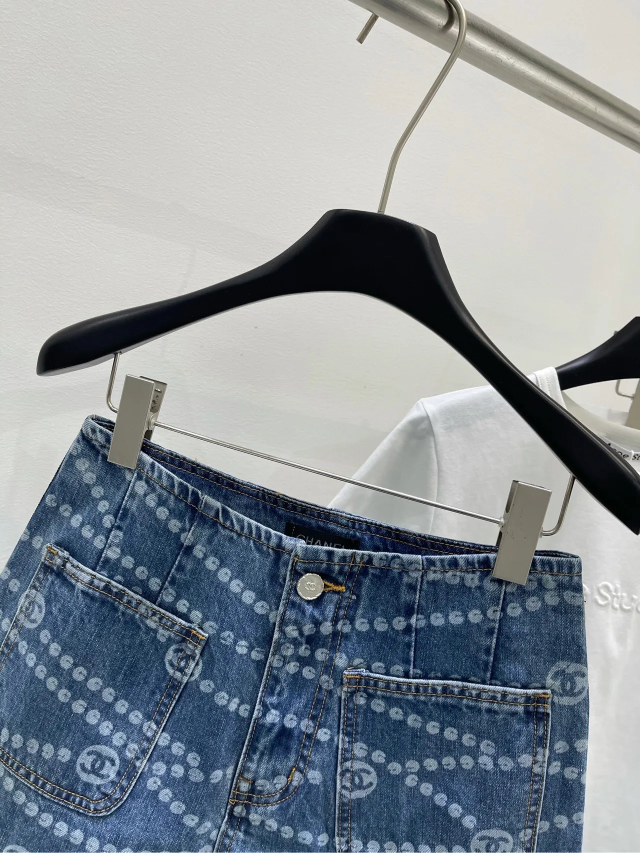 Chanel ダブルCプリントデニムショーツ カウボーイブルー ハイウエスト - 画像 (3)