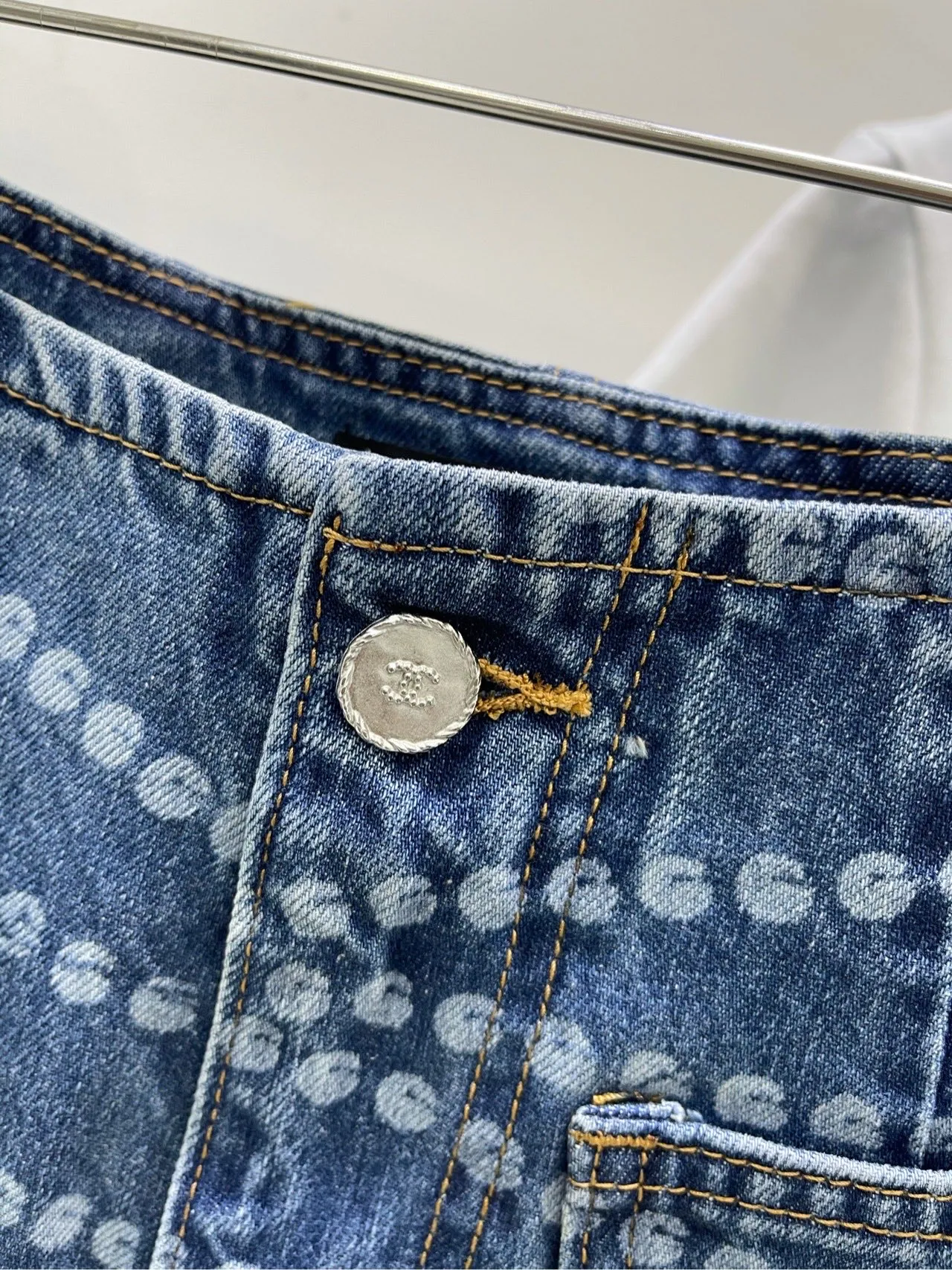 Chanel ダブルCプリントデニムショーツ カウボーイブルー ハイウエスト - 画像 (5)