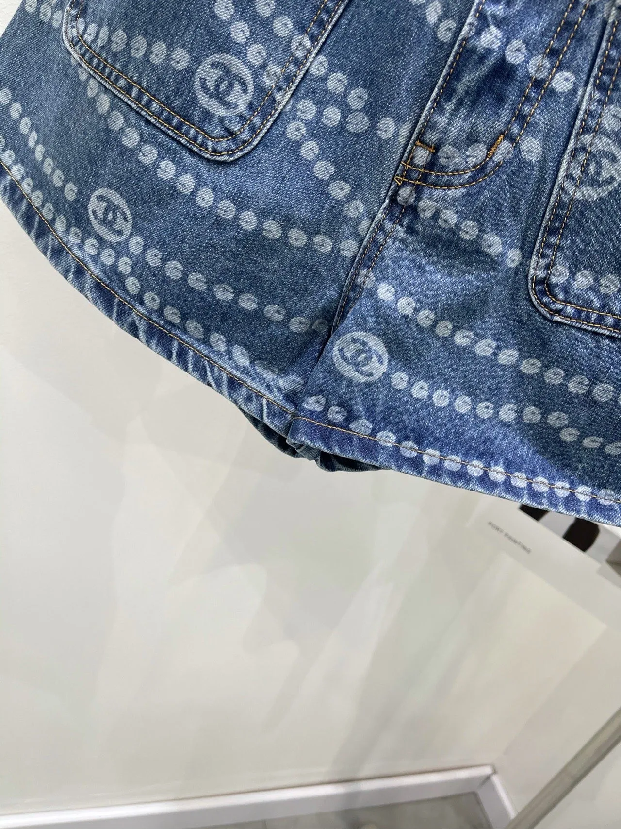 Chanel ダブルCプリントデニムショーツ カウボーイブルー ハイウエスト - 画像 (7)
