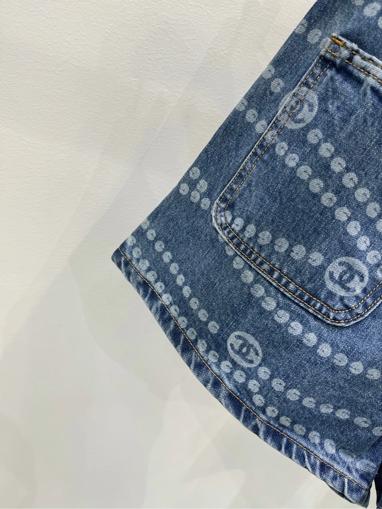 Chanel ダブルCプリントデニムショーツ カウボーイブルー ハイウエスト - 画像 (10)