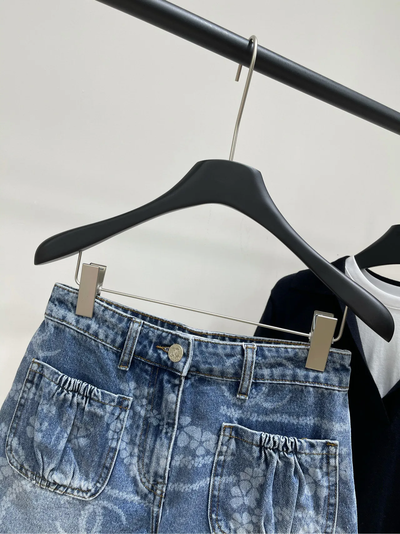 CHANEL ブルーデニムロゴプリントショートパンツ - 画像 (3)