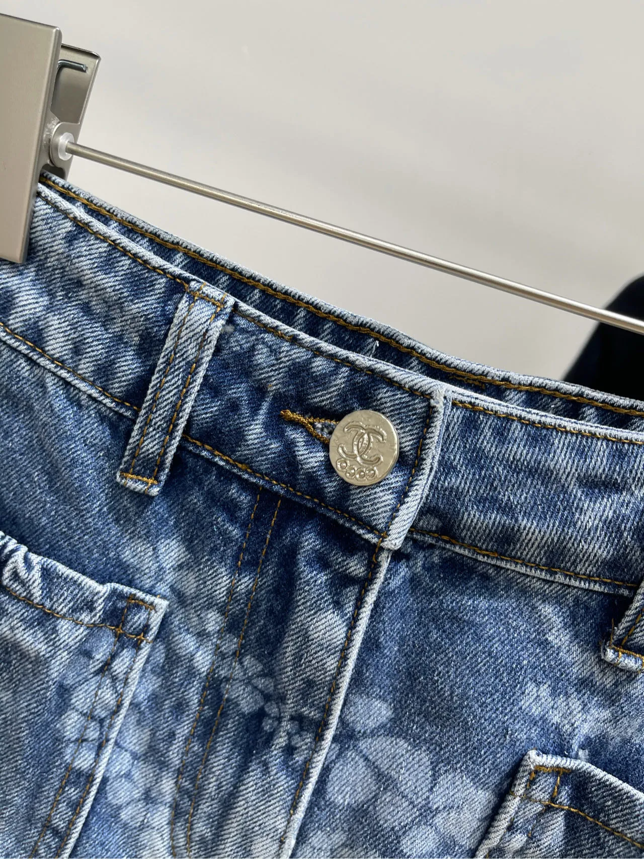 CHANEL ブルーデニムロゴプリントショートパンツ - 画像 (5)