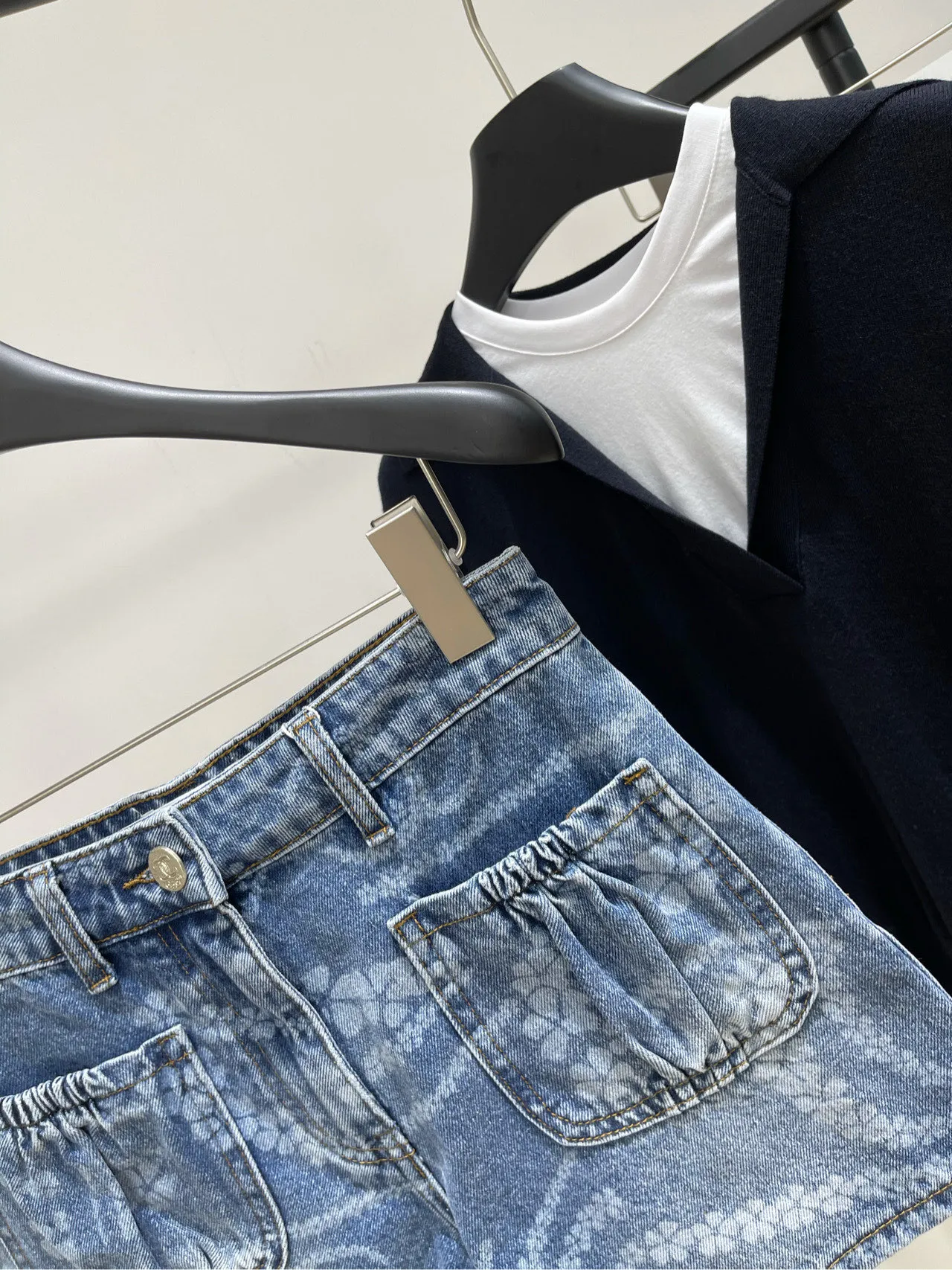 CHANEL ブルーデニムロゴプリントショートパンツ - 画像 (6)