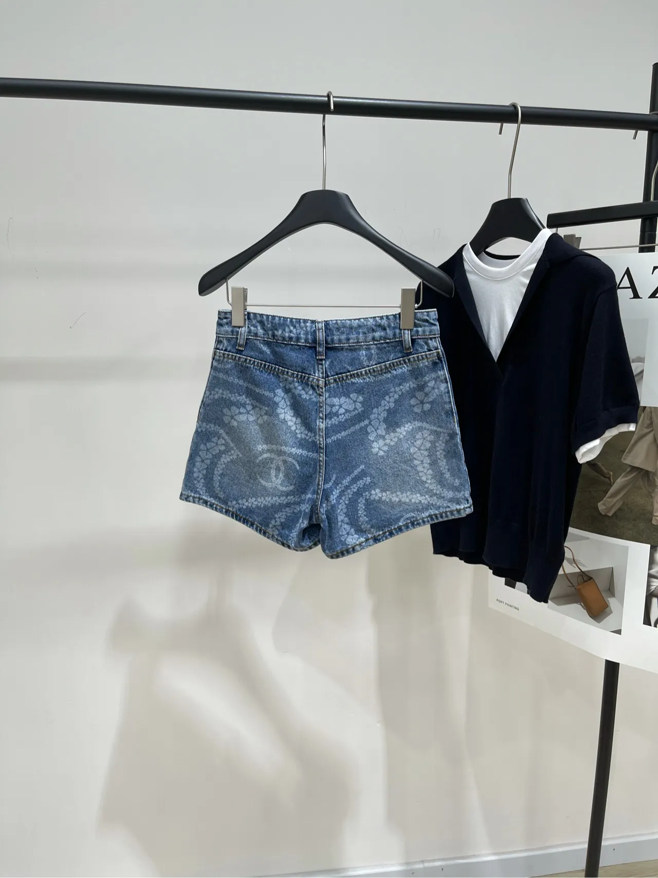 CHANEL ブルーデニムロゴプリントショートパンツ - 画像 (9)