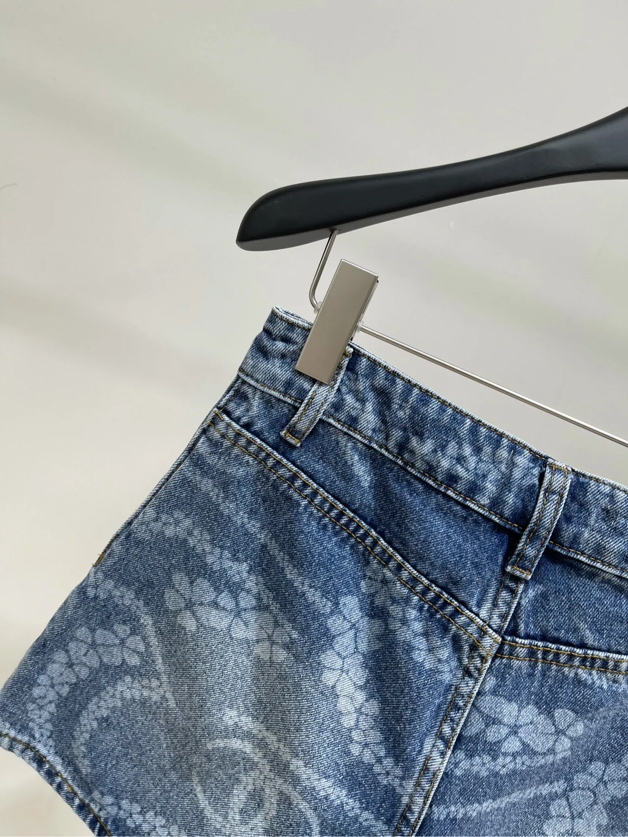 CHANEL ブルーデニムロゴプリントショートパンツ - 画像 (10)