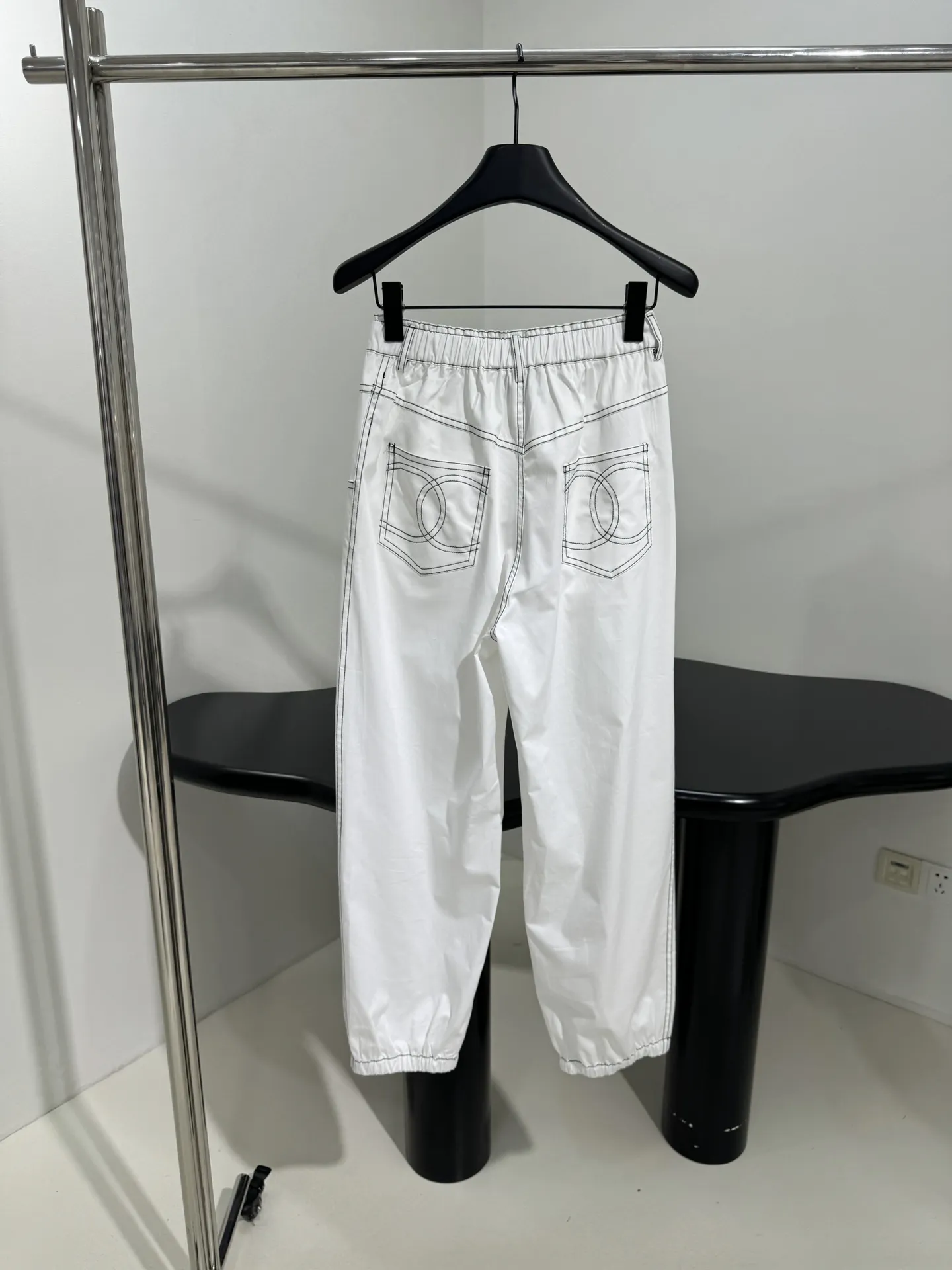 CHANEL coco beachリゾートシリーズ白ジョガーパンツ - 画像 (4)