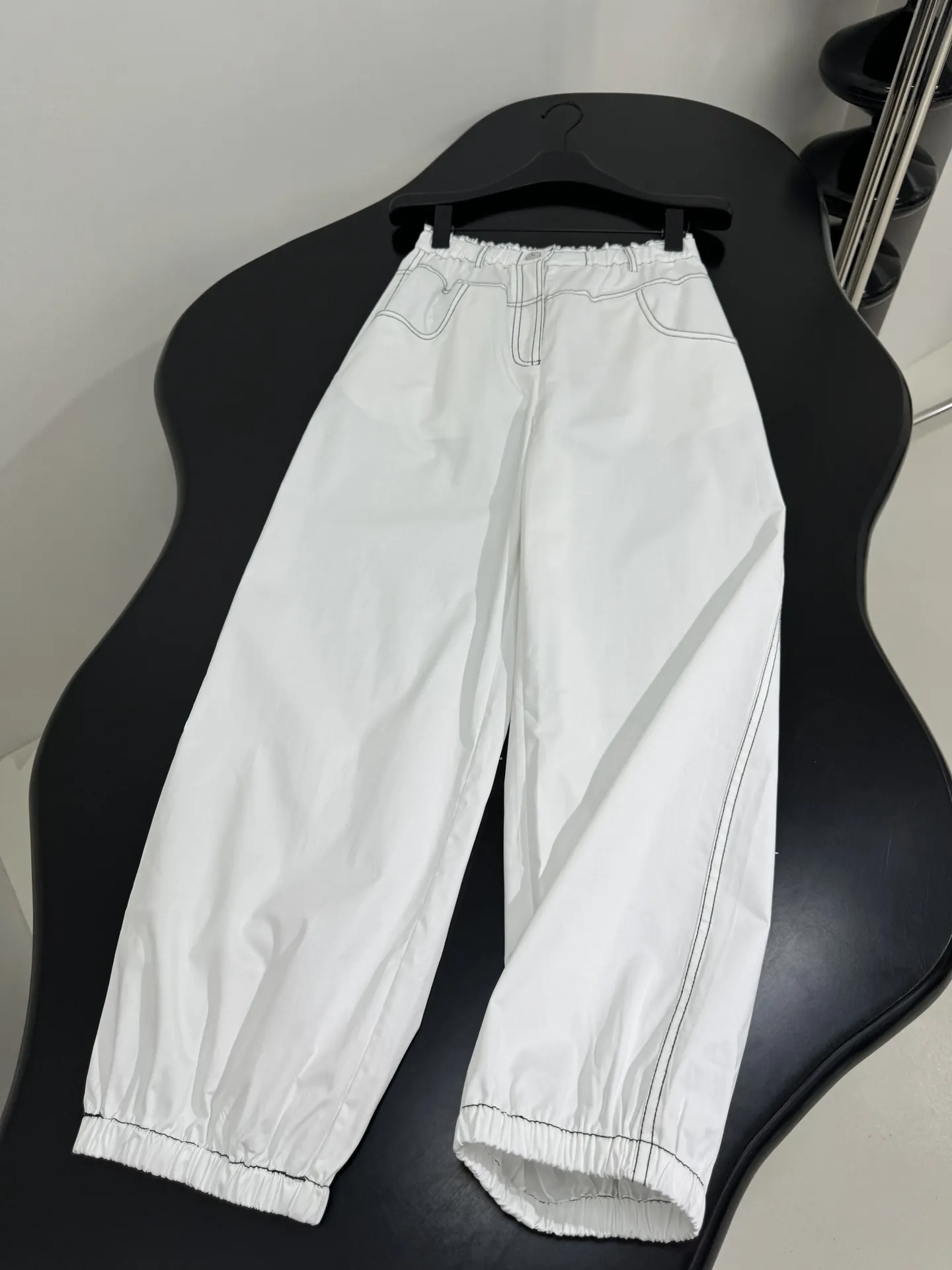 CHANEL coco beachリゾートシリーズ白ジョガーパンツ - 画像 (6)