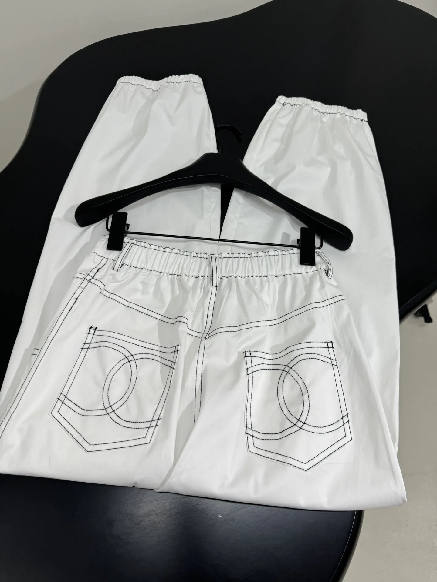 CHANEL coco beachリゾートシリーズ白ジョガーパンツ - 画像 (8)