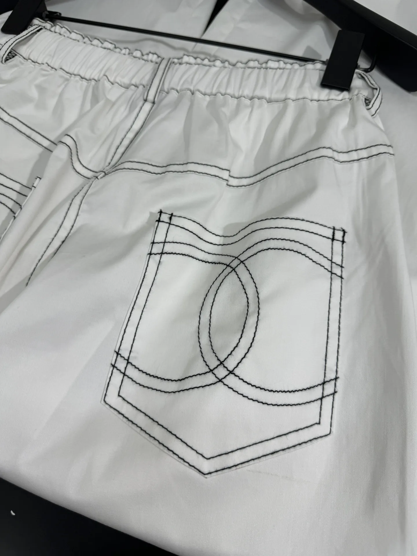 CHANEL coco beachリゾートシリーズ白ジョガーパンツ - 画像 (9)