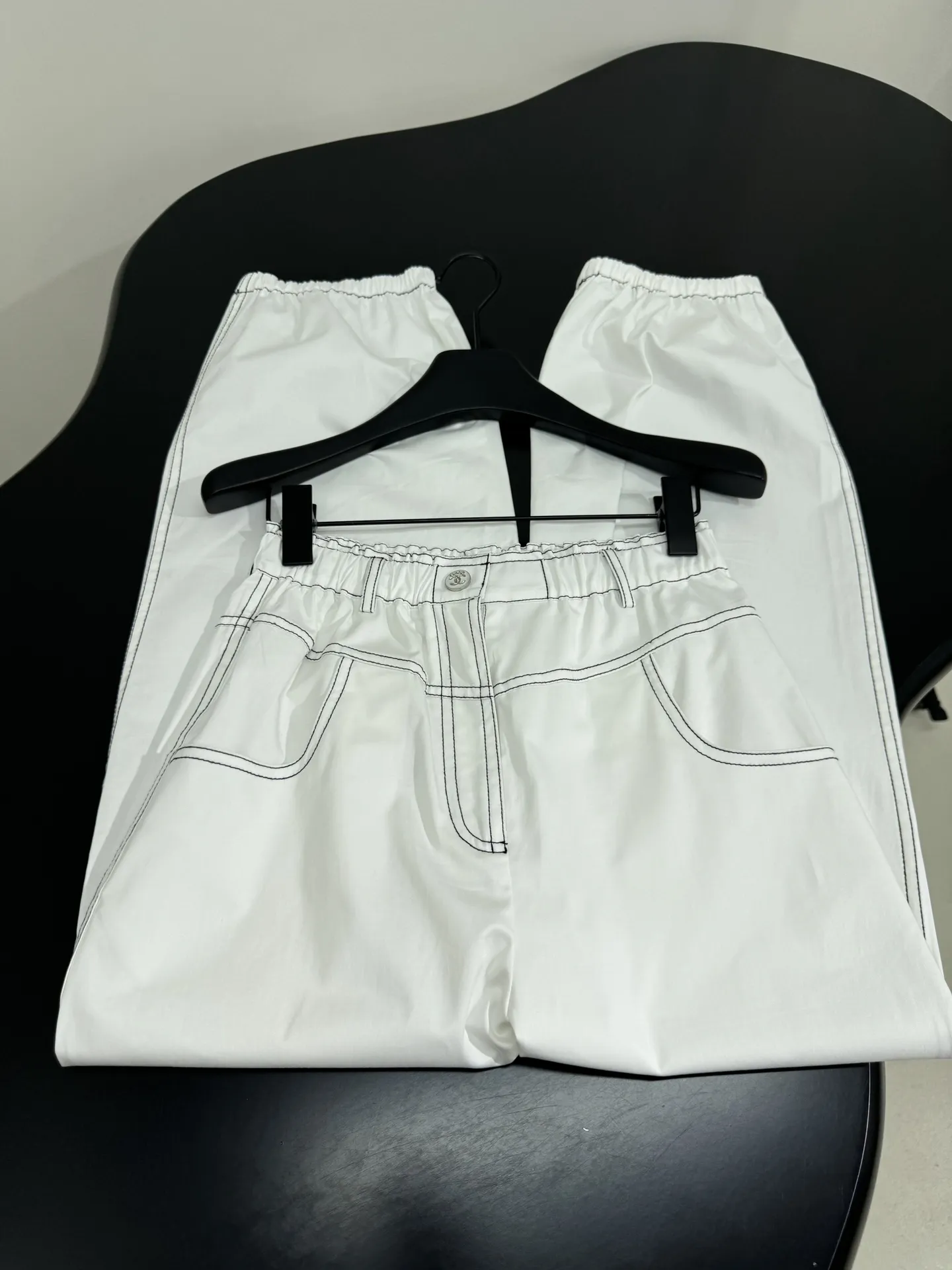 CHANEL coco beachリゾートシリーズ白ジョガーパンツ - 画像 (10)