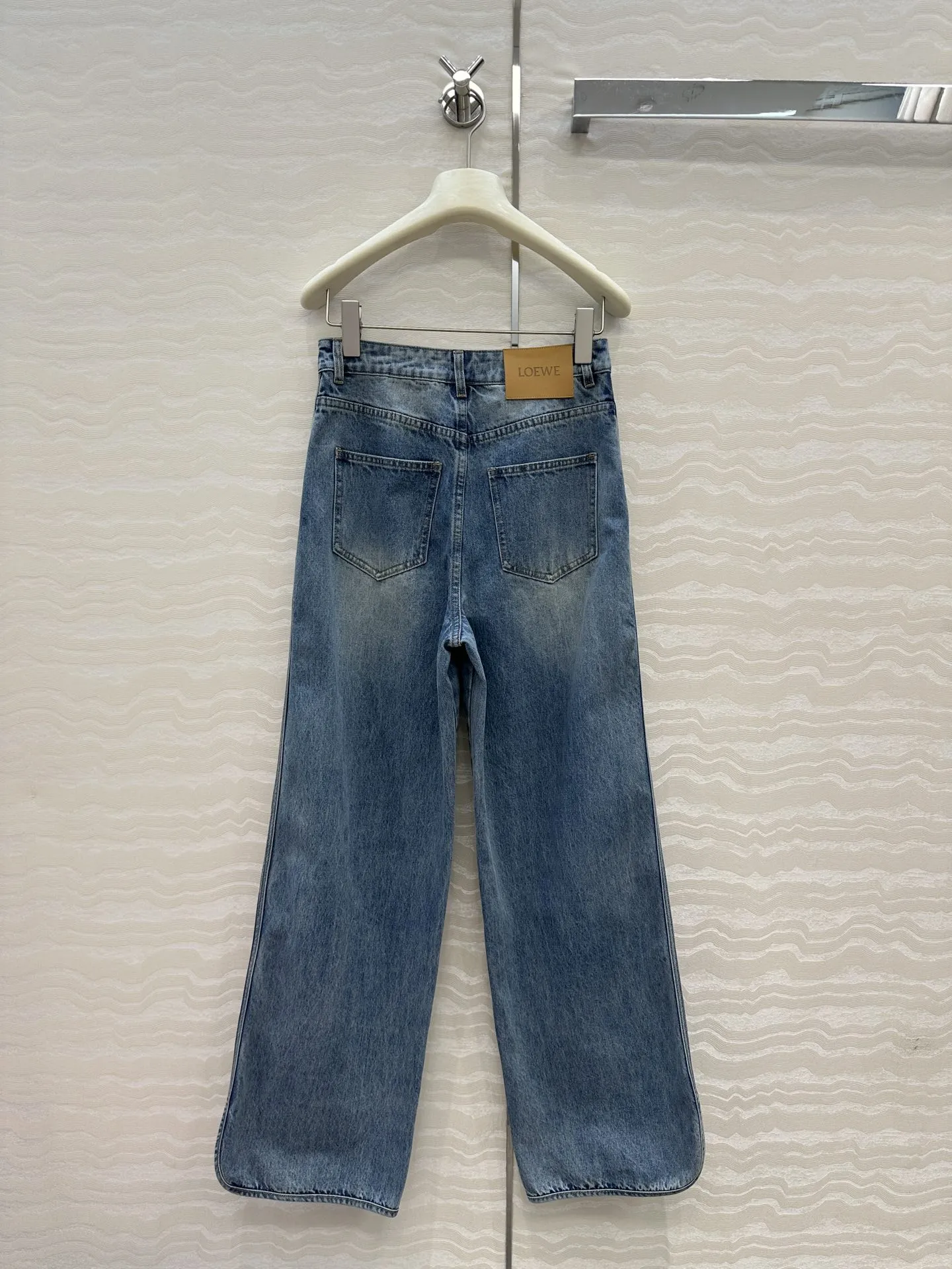 Loeweブランド洗水ブルーデニムワイドパンツ - 画像 (9)