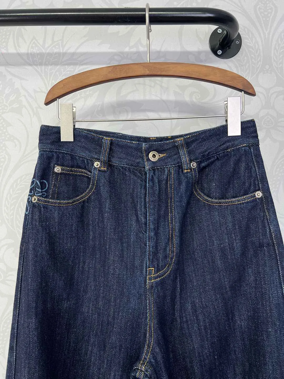 Loewe カマ型デニムパンツ ダークブルー ワイド - 画像 (3)