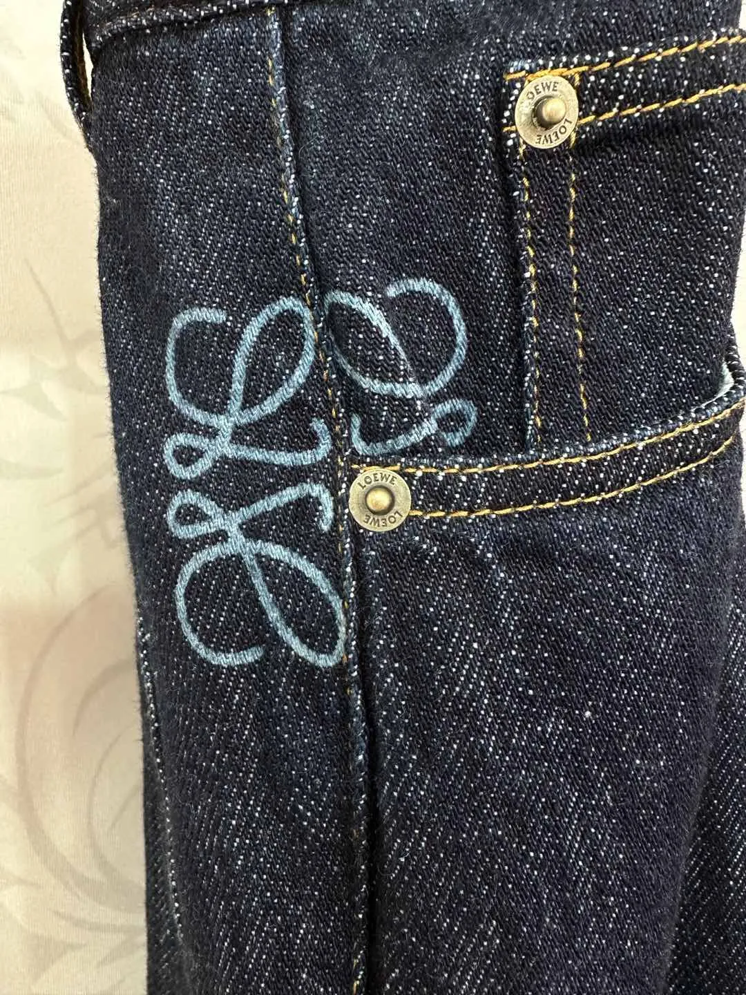 Loewe カマ型デニムパンツ ダークブルー ワイド - 画像 (6)