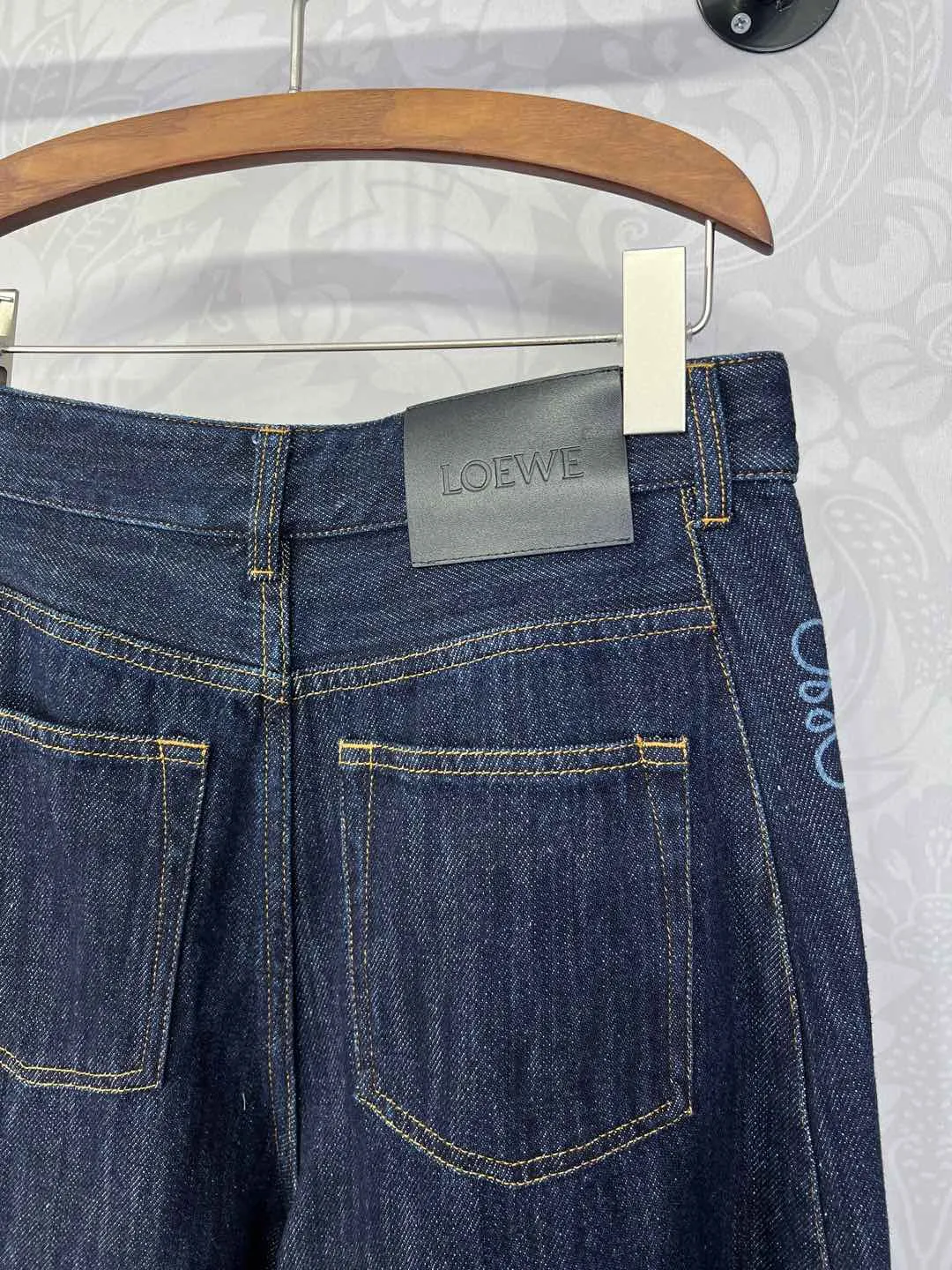 Loewe カマ型デニムパンツ ダークブルー ワイド - 画像 (9)