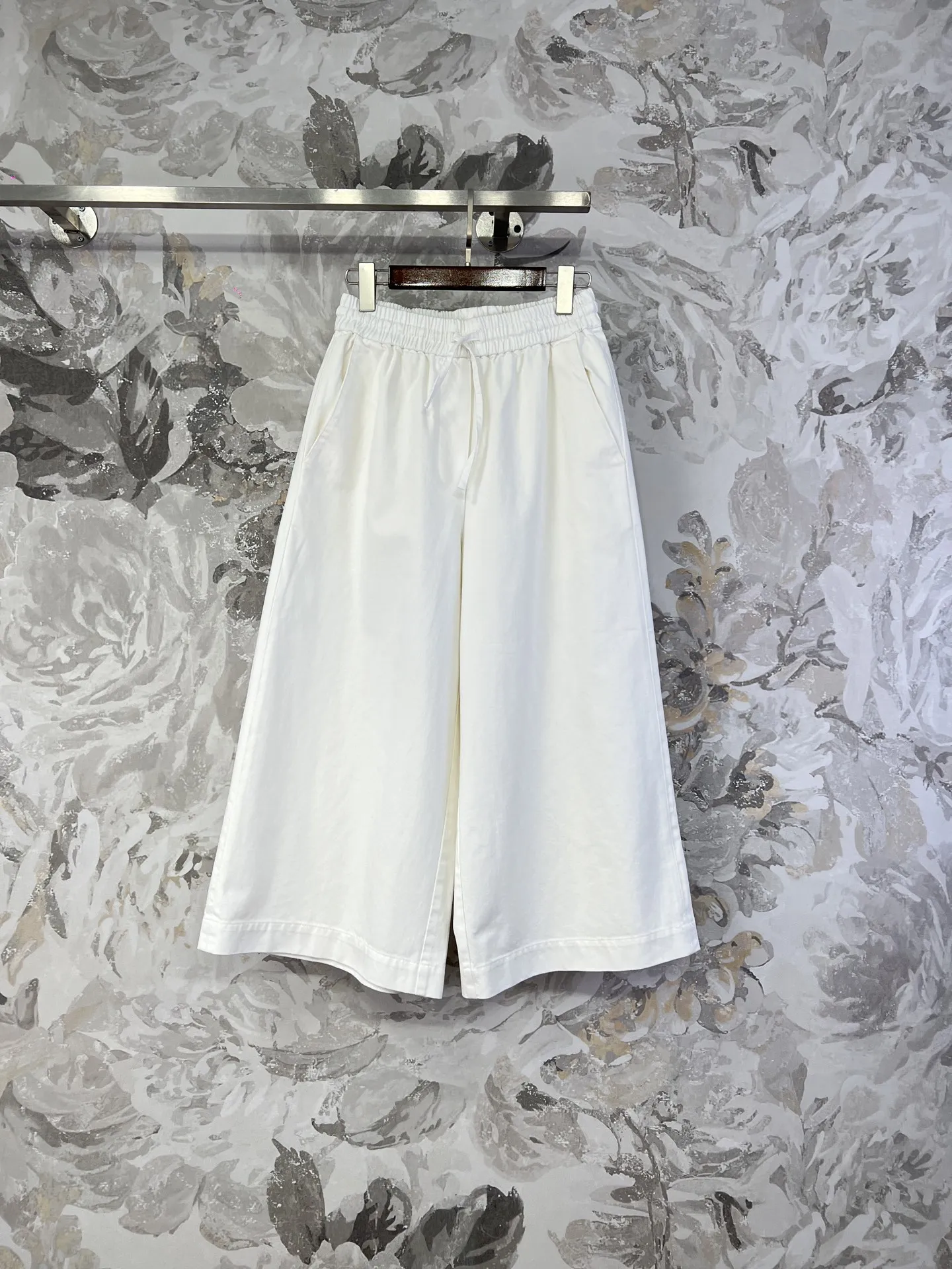 Loewe 白い口袋刺繍ワイドパンツ