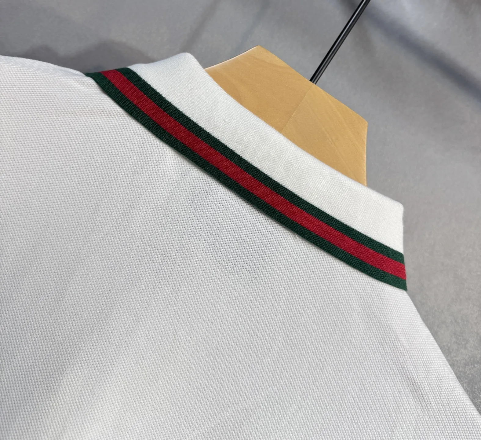 GUCCI 25SS新款ポロシャツ 白黒 簡潔スタイル - 画像 (9)