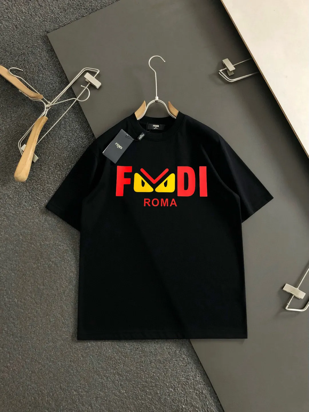 FENDI 2025SS黒色ロゴデザインTシャツ