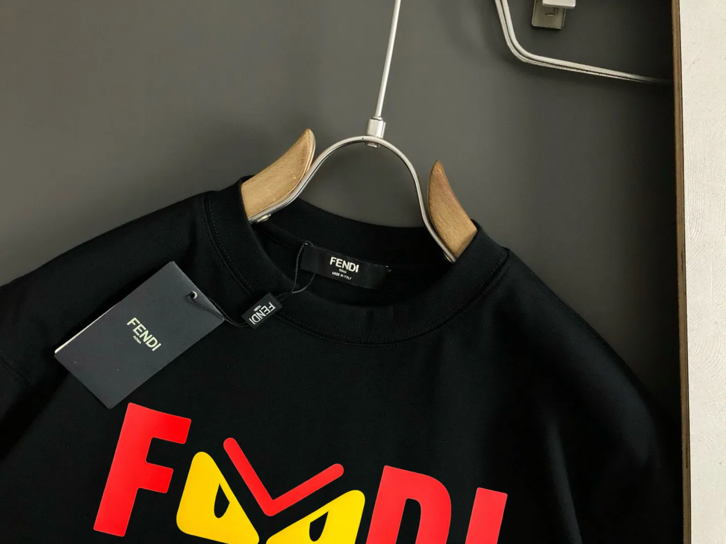 FENDI 2025SS黒色ロゴデザインTシャツ - 画像 (3)