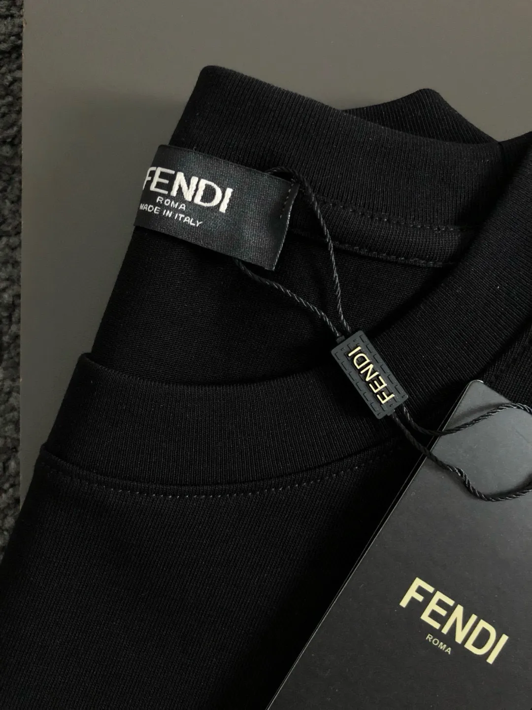 FENDI 2025SS黒色ロゴデザインTシャツ - 画像 (4)