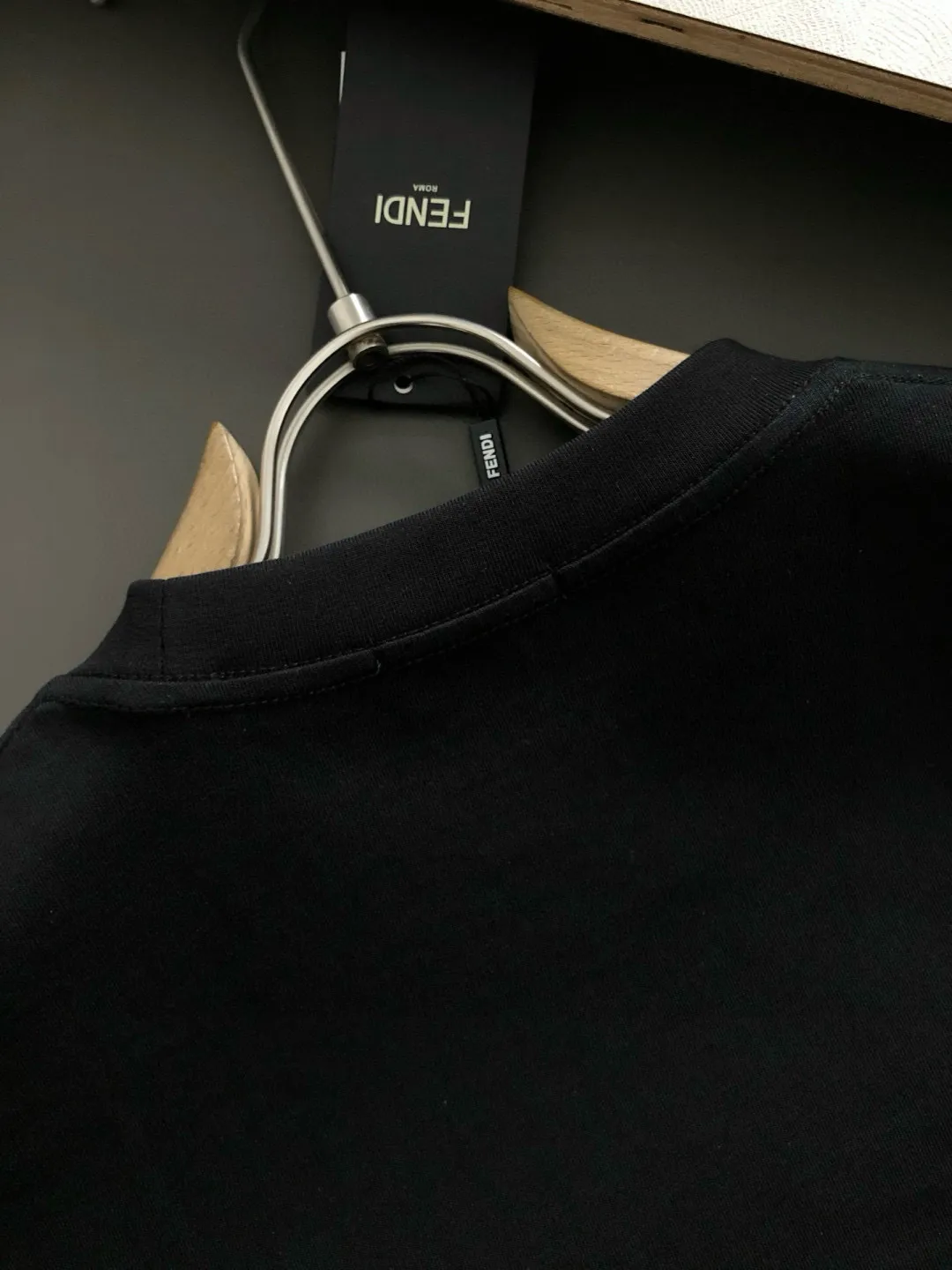 FENDI 2025SS黒色ロゴデザインTシャツ - 画像 (6)