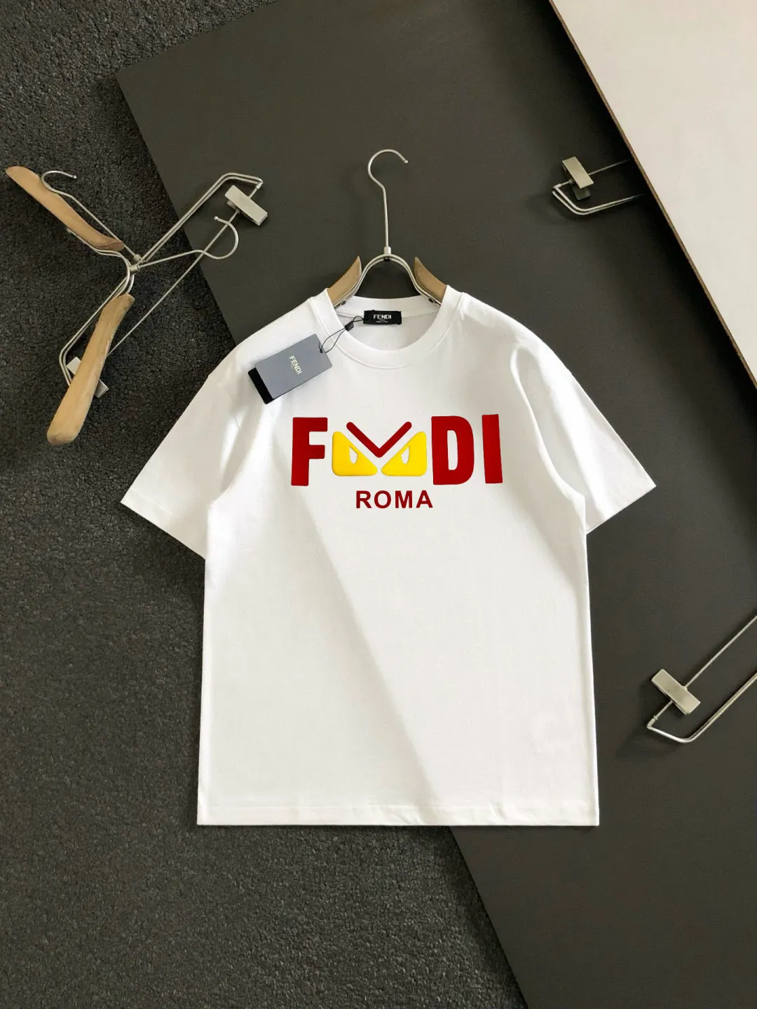 FENDI 2025SS黒色ロゴデザインTシャツ - 画像 (7)