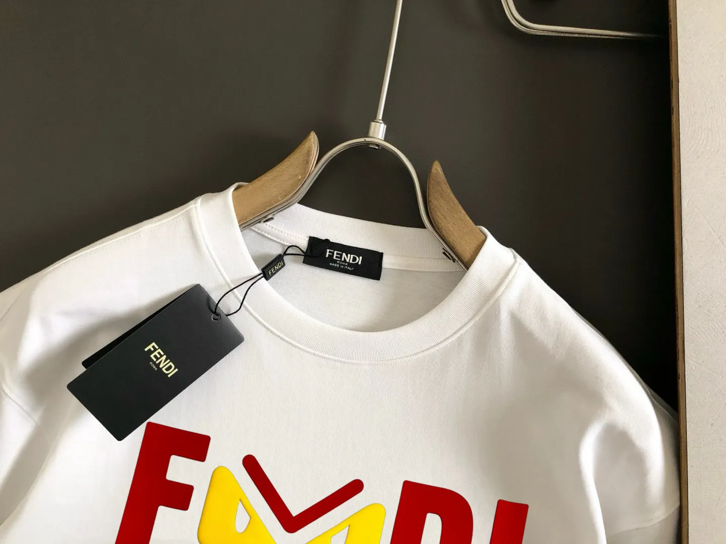 FENDI 2025SS黒色ロゴデザインTシャツ - 画像 (8)