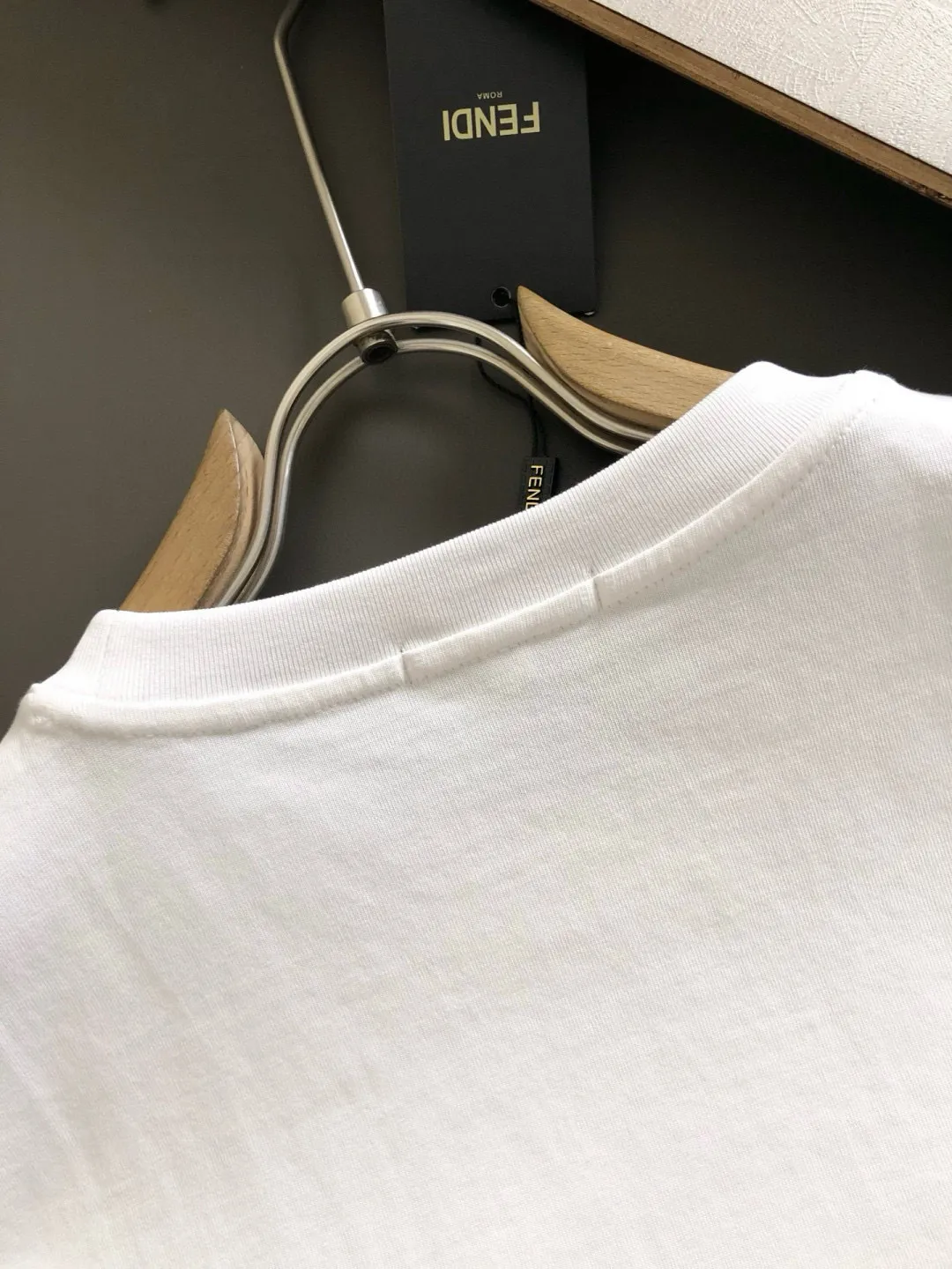 FENDI 2025SS黒色ロゴデザインTシャツ - 画像 (10)