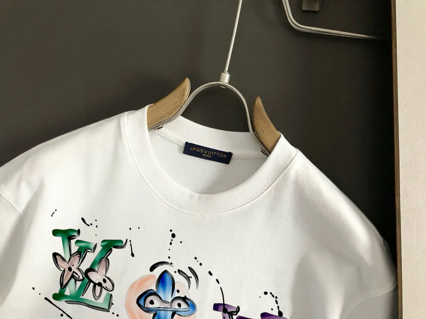 LOUIS VUITTON 2025SS春夏 白Tシャツロゴデザイン - 画像 (3)