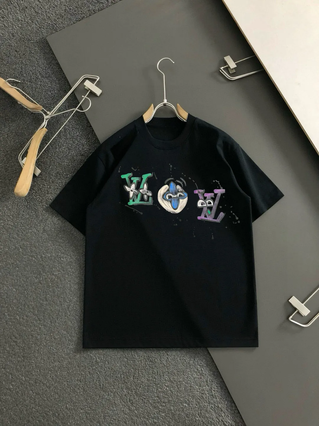 LOUIS VUITTON 2025SS春夏 白Tシャツロゴデザイン - 画像 (6)