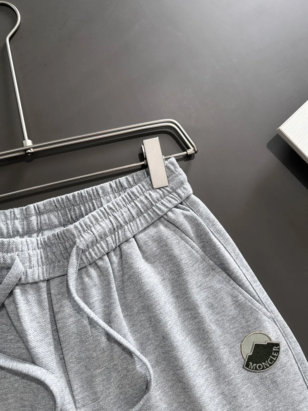 Moncler 2025 夏の新スタイル グレーショーツ - 画像 (3)