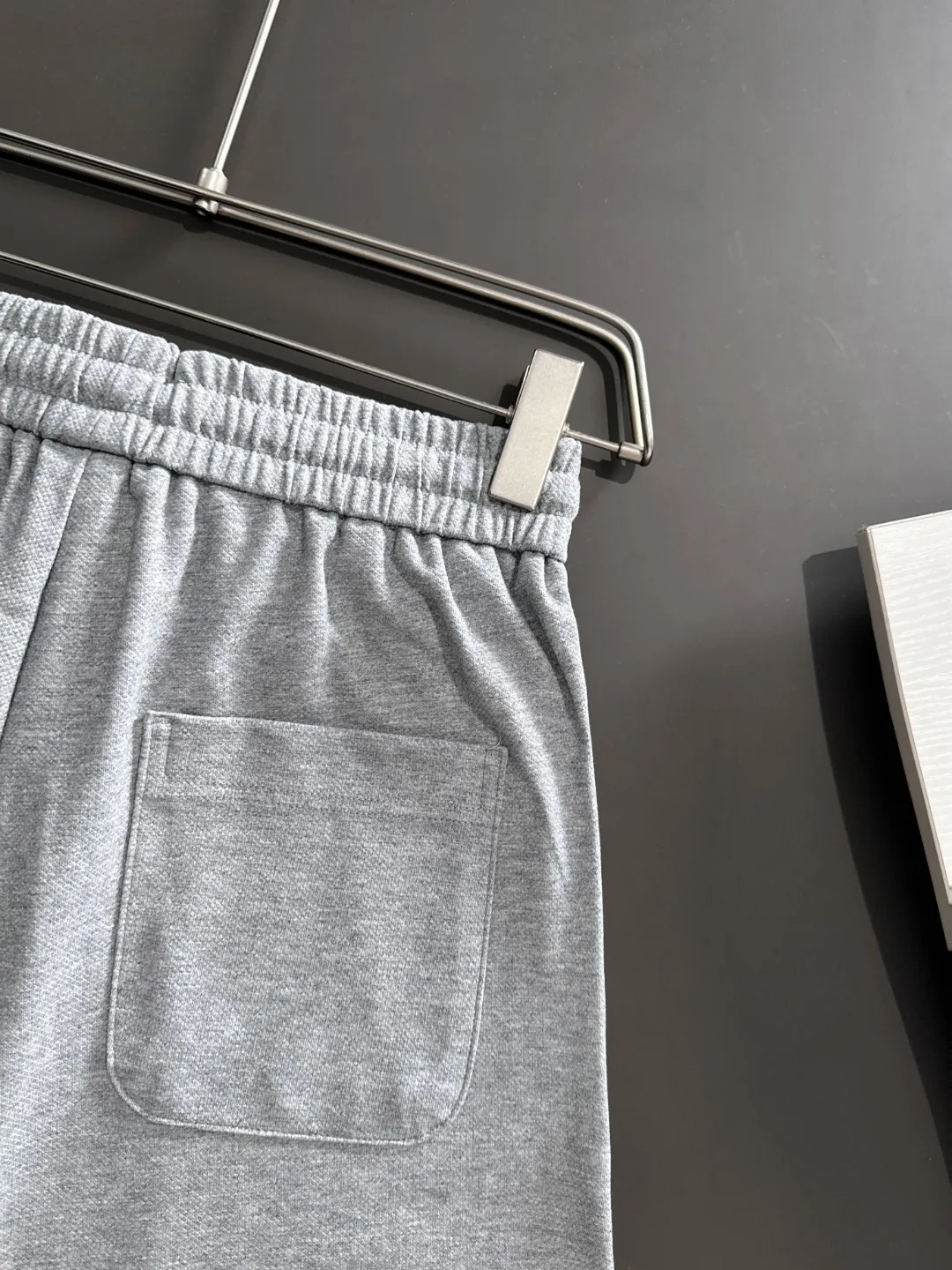 Moncler 2025 夏の新スタイル グレーショーツ - 画像 (7)