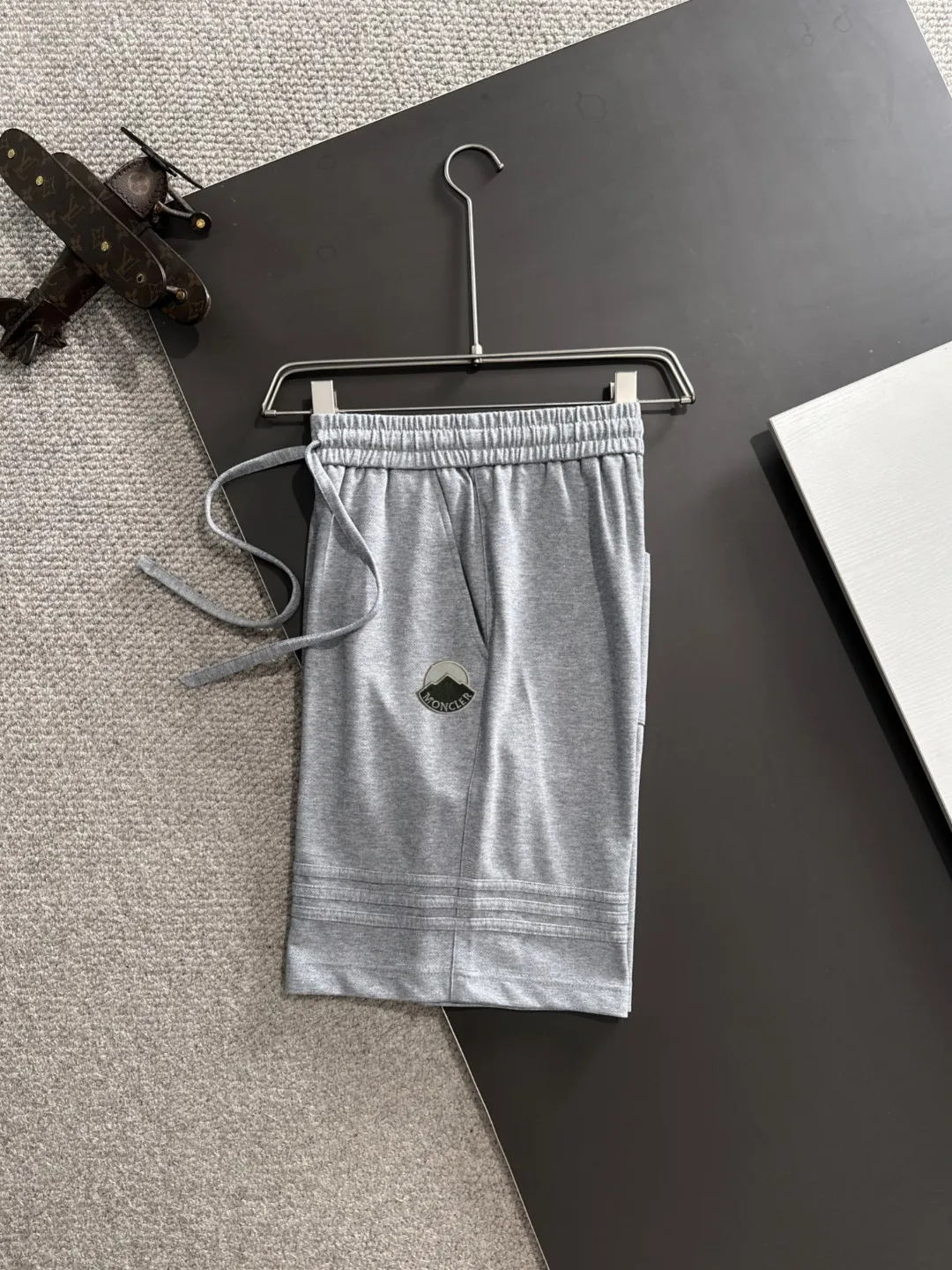 Moncler 2025 夏の新スタイル グレーショーツ - 画像 (8)