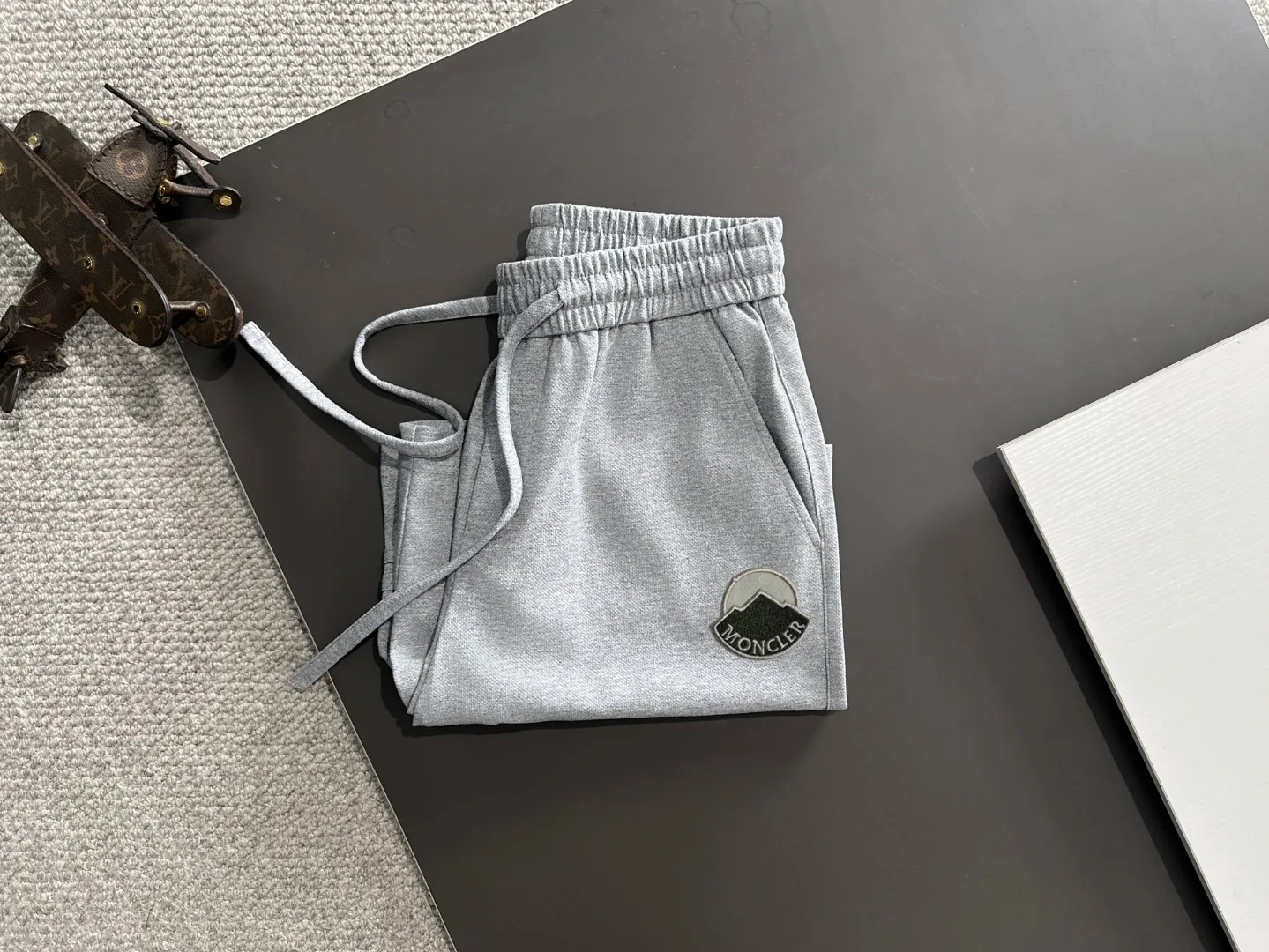 Moncler 2025 夏の新スタイル グレーショーツ - 画像 (9)