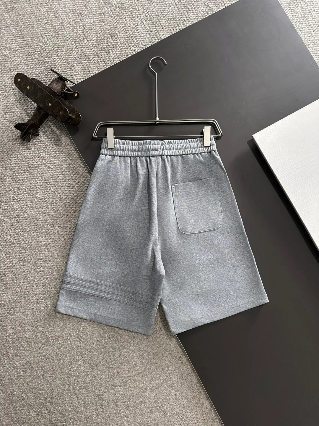 Moncler 2025 夏の新スタイル グレーショーツ - 画像 (10)