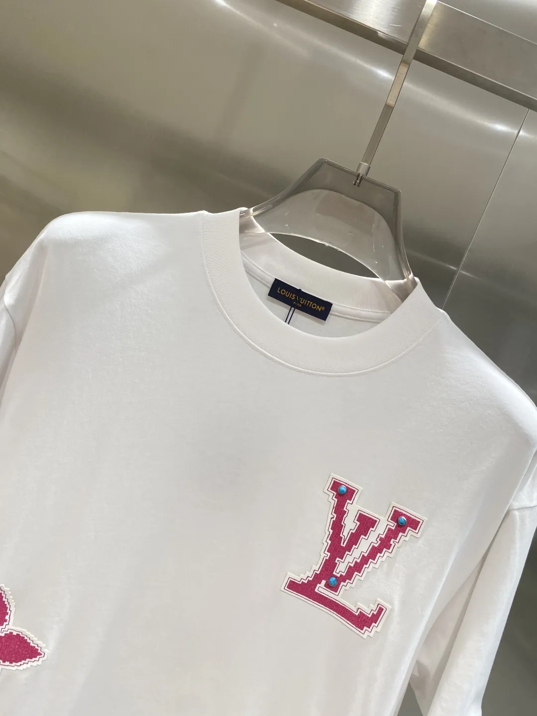 Louis Vuitton 2025新作Tシャツ ホワイト ロゴ入り - 画像 (3)