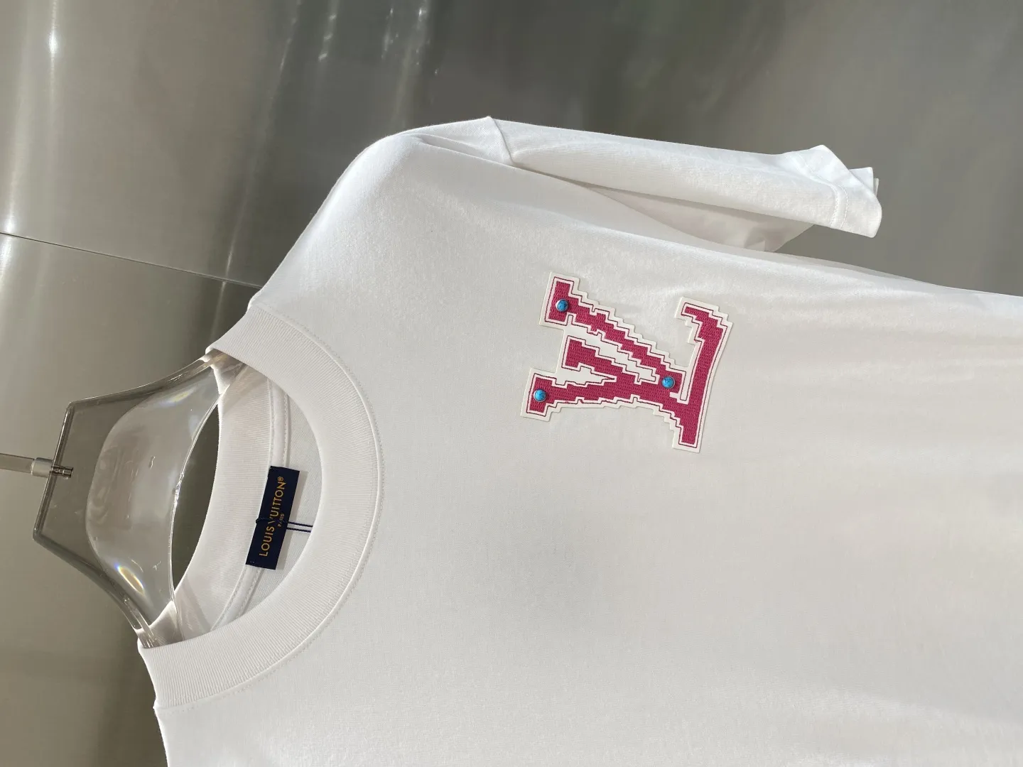 Louis Vuitton 2025新作Tシャツ ホワイト ロゴ入り - 画像 (4)