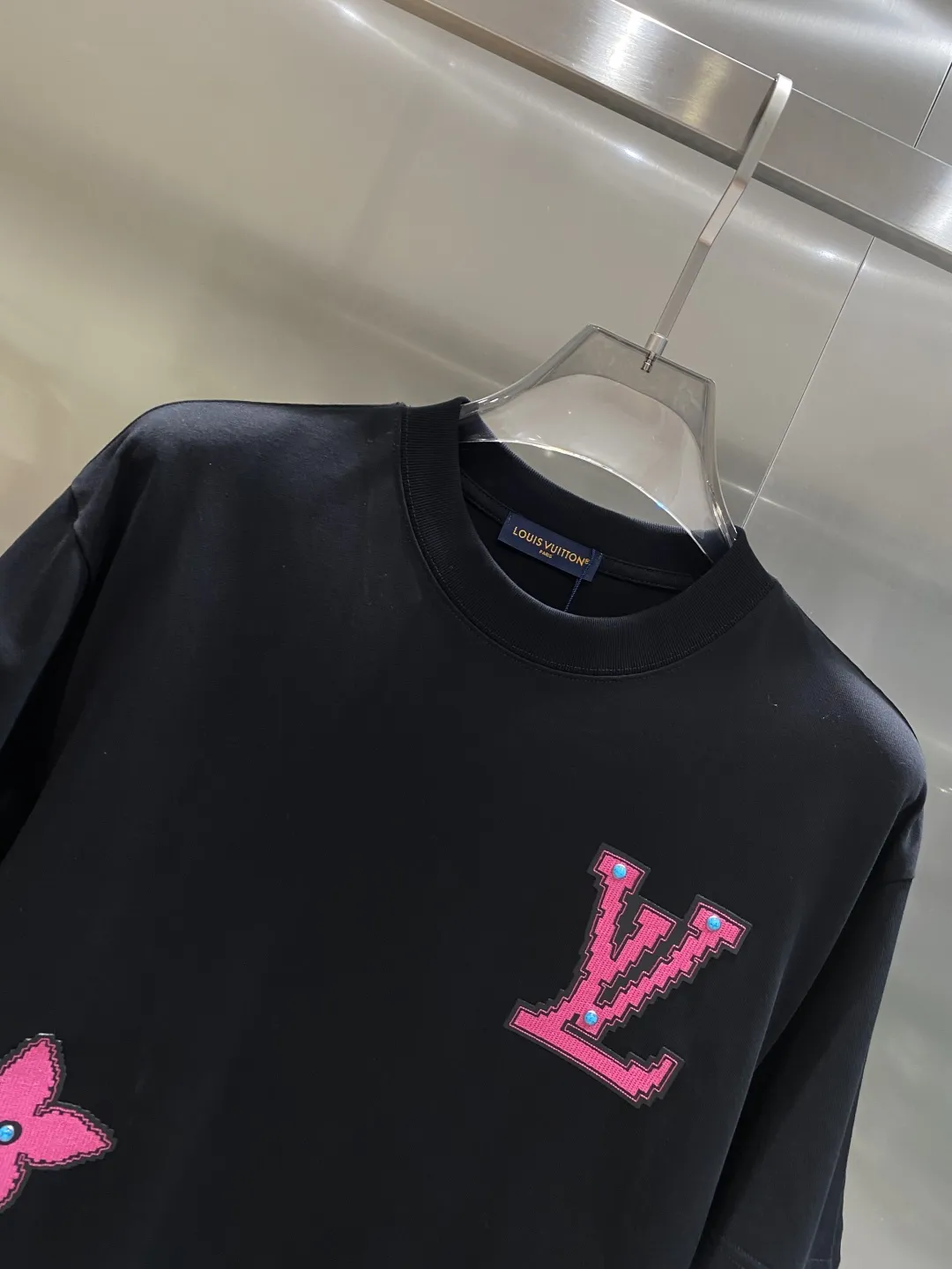 Louis Vuitton 2025新作Tシャツ ブラック ピンク刺繍 - 画像 (3)