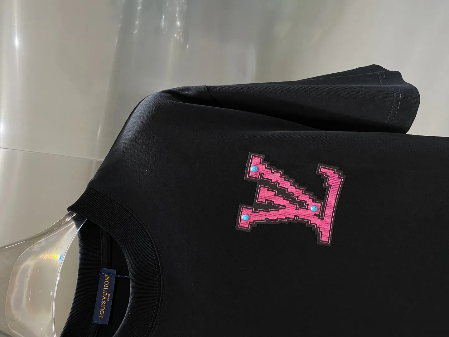 Louis Vuitton 2025新作Tシャツ ブラック ピンク刺繍 - 画像 (4)