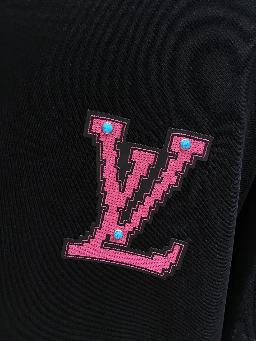Louis Vuitton 2025新作Tシャツ ブラック ピンク刺繍 - 画像 (5)