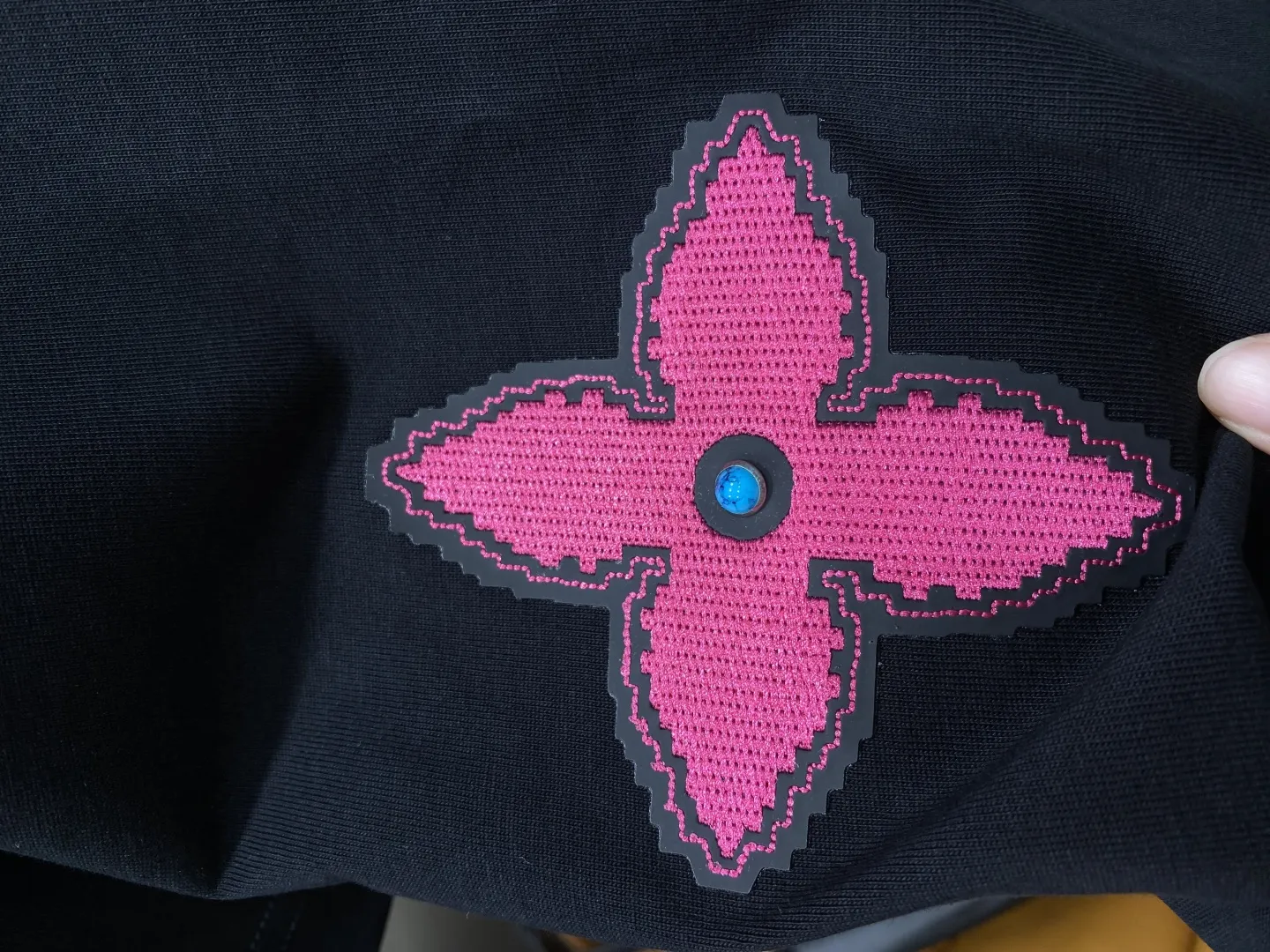 Louis Vuitton 2025新作Tシャツ ブラック ピンク刺繍 - 画像 (6)