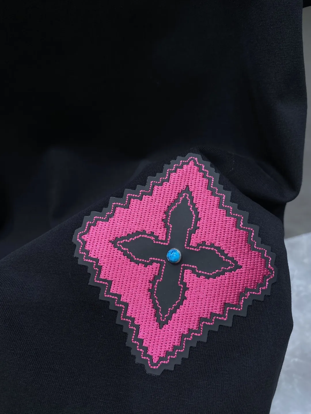 Louis Vuitton 2025新作Tシャツ ブラック ピンク刺繍 - 画像 (7)