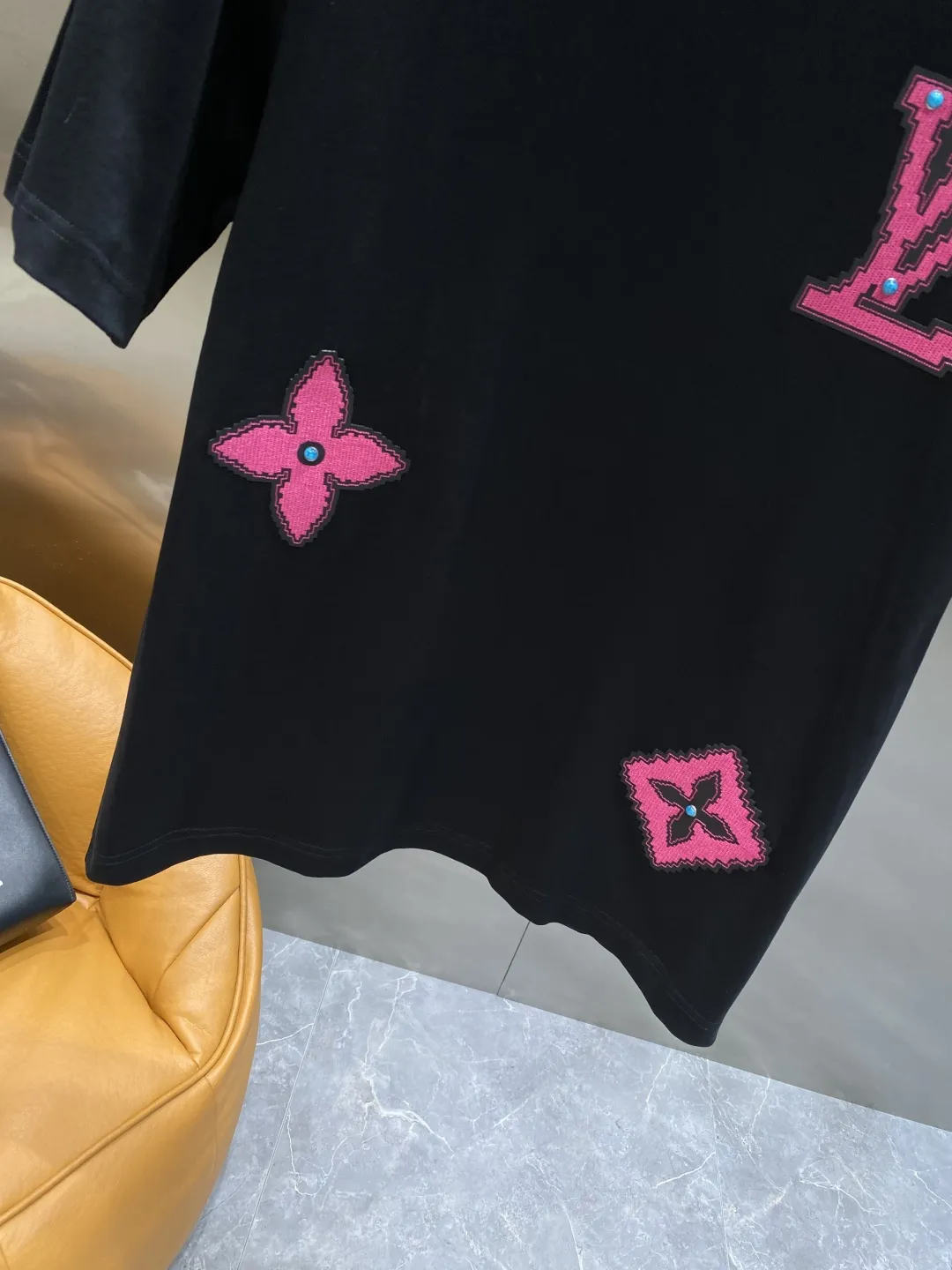 Louis Vuitton 2025新作Tシャツ ブラック ピンク刺繍 - 画像 (8)