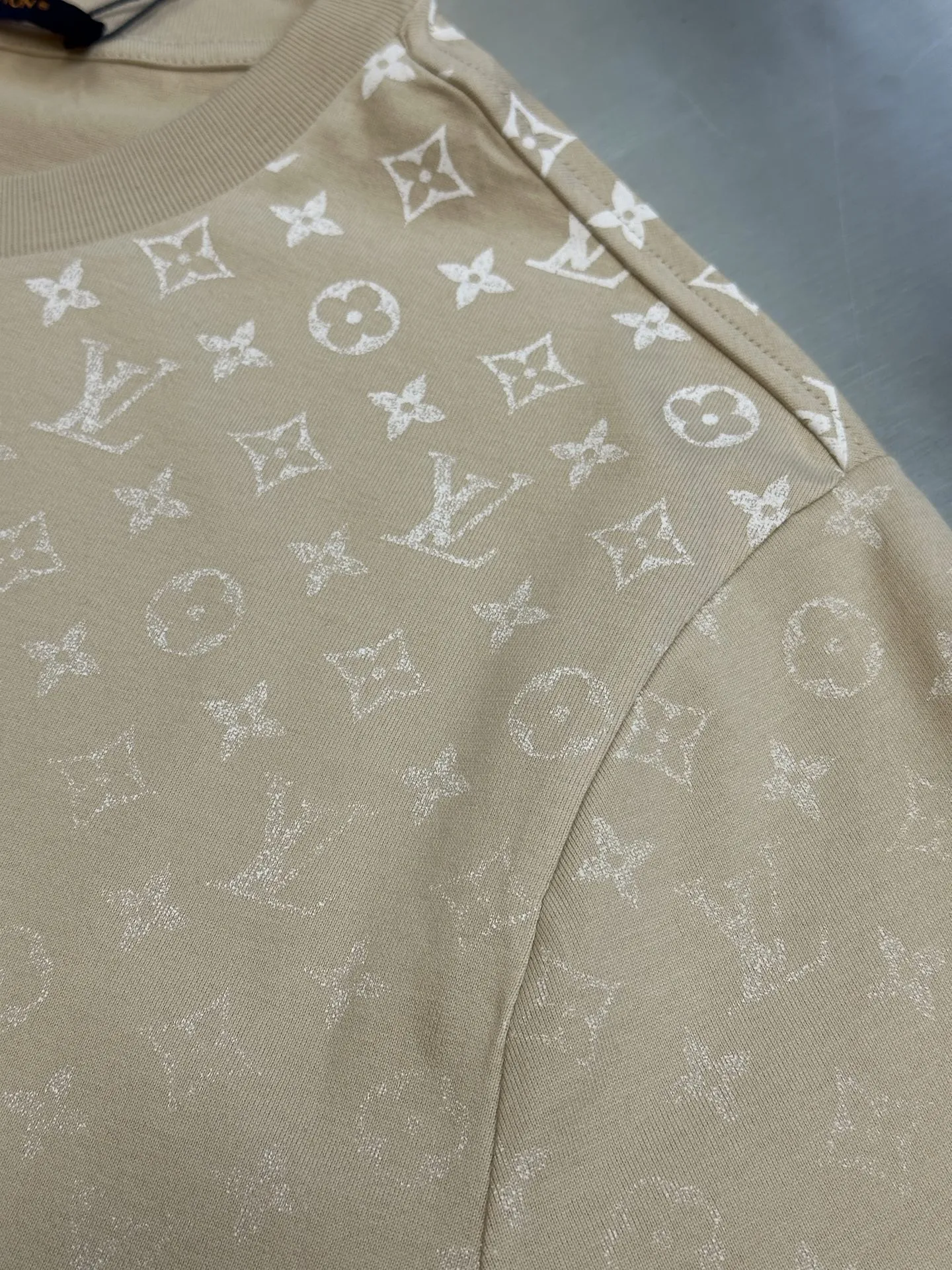 Louis Vuitton アプリコットグラデーションモノグラムTシャツ - 画像 (7)