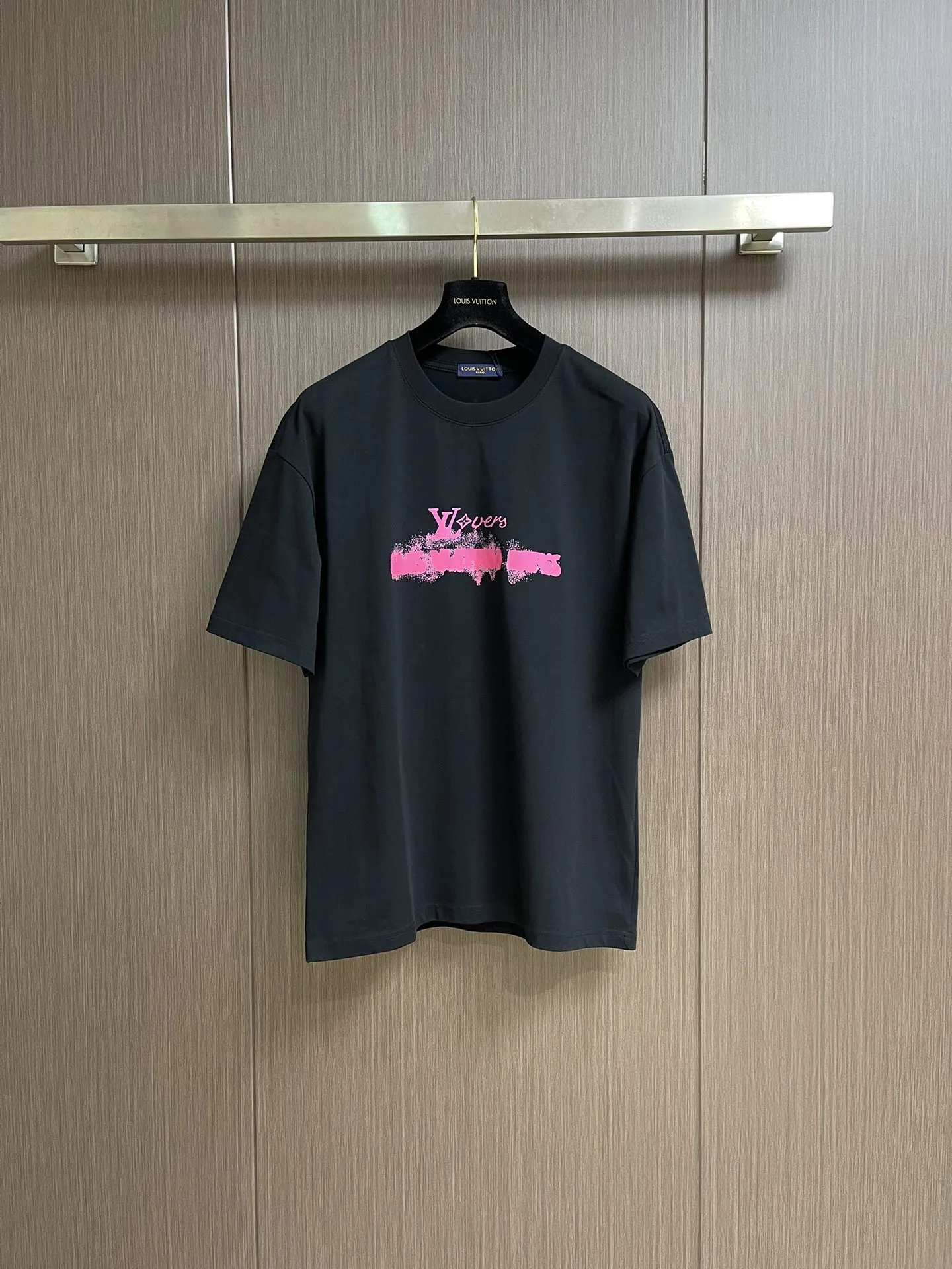 LV 黒ピンクプリントTシャツ