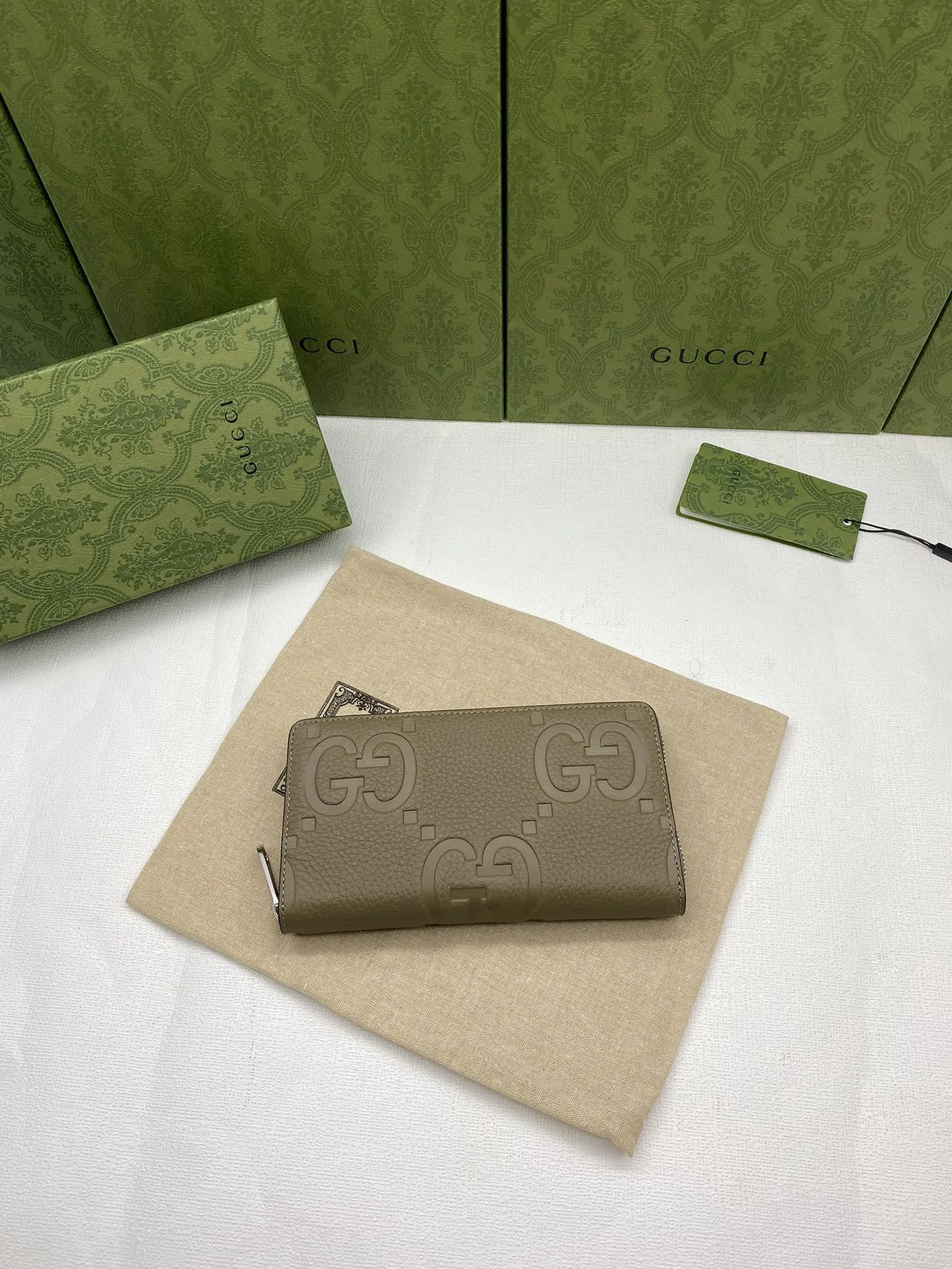 Gucci グレー GGプリント ジップアラウンドウォレット - 画像 (3)