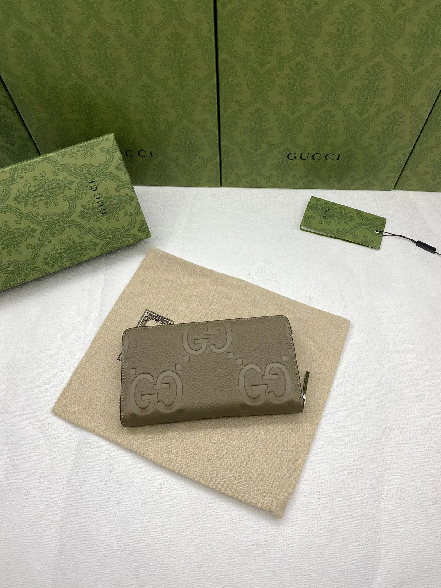 Gucci グレー GGプリント ジップアラウンドウォレット - 画像 (4)