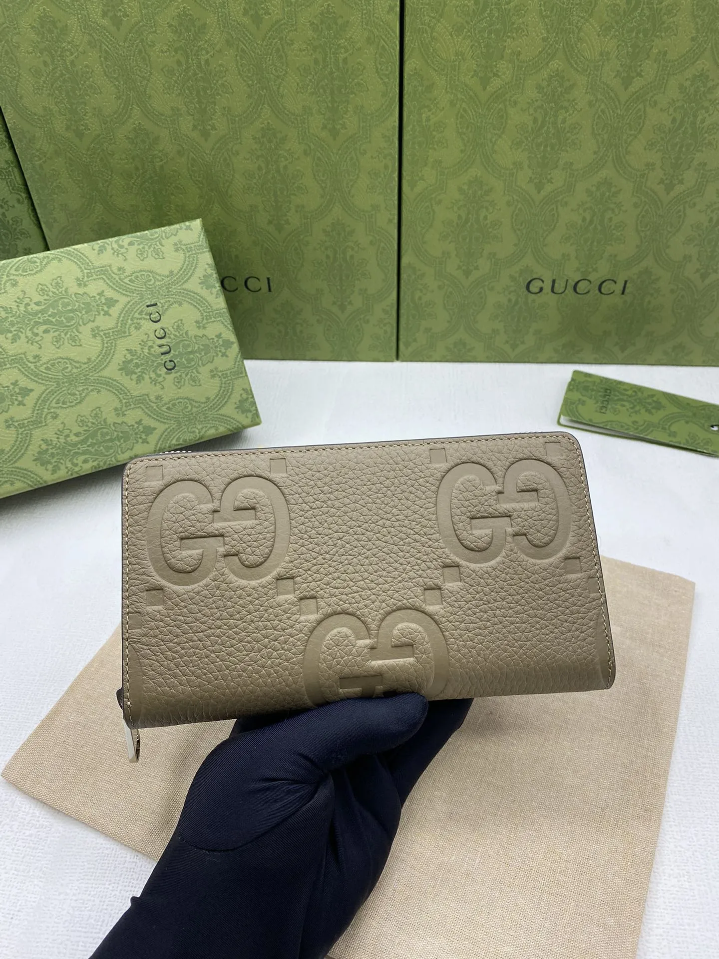 Gucci グレー GGプリント ジップアラウンドウォレット