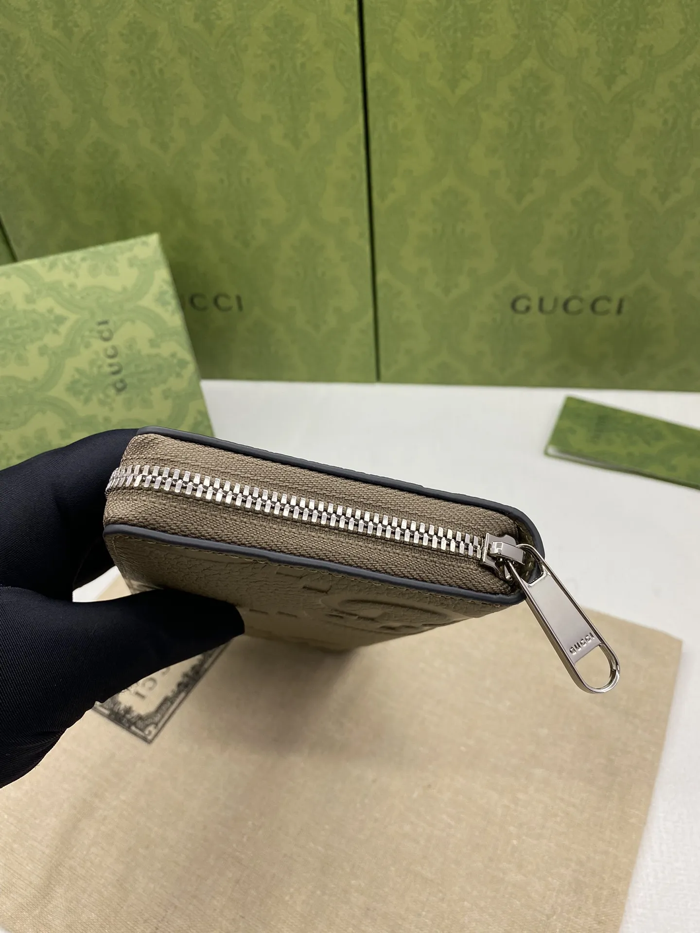 Gucci グレー GGプリント ジップアラウンドウォレット - 画像 (5)