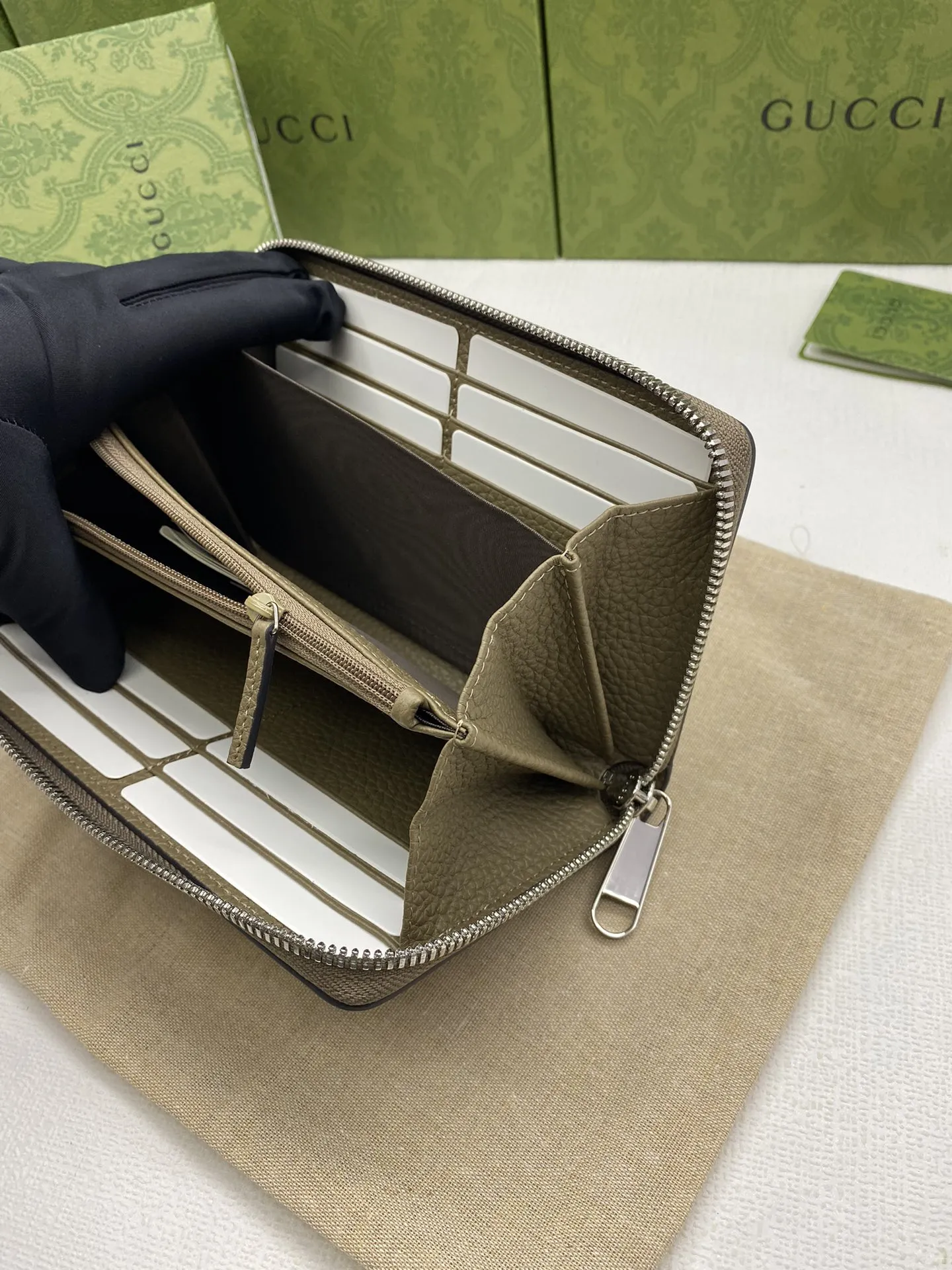 Gucci グレー GGプリント ジップアラウンドウォレット - 画像 (8)